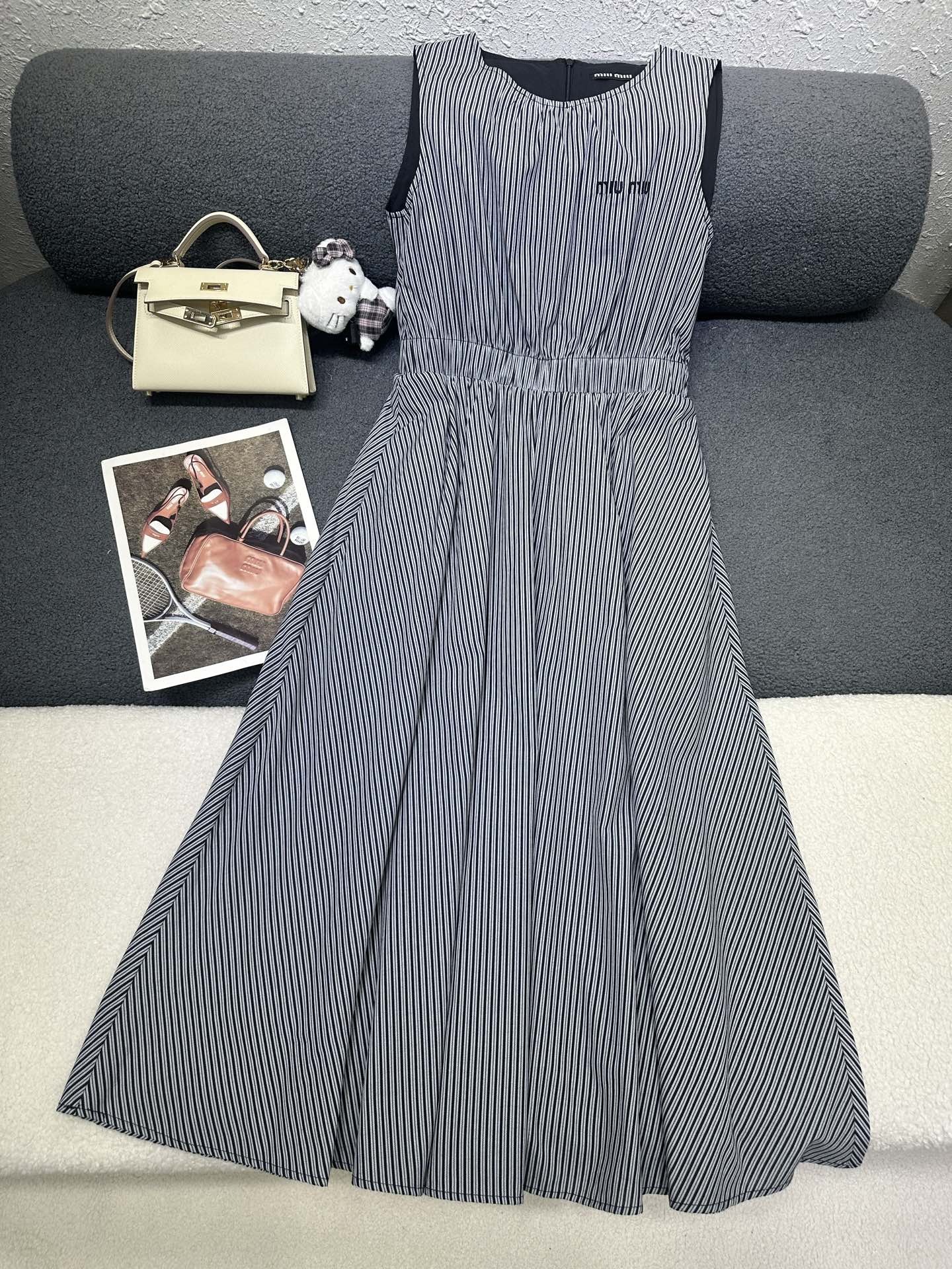 NO:800725,MiuMiu */25SS new sleeveless dress/letter embroidery decoration/fashionable and elegant/monochrome three-code SML P,,miumiu,skirts,19860909MiuMiu */25SS新款无袖连衣裙/字母刺绣装饰/时尚优雅/单色三码SML P,,miumiu,skirts,,Women's clothing
