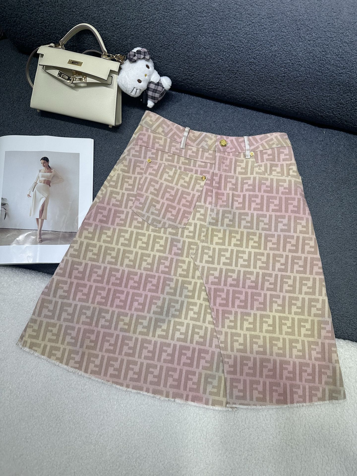 NO:800733,FD colorful denim skirt/delicate and soft texture, a classic age-reducing item!  The fashionable design doesn’t make your upper body look slimmer!  The perfect item that Bai Fumei must buy. The texture is great, the workmanship is perfect, the quality is high, and the sizes are SML, skirts,19860909FD彩色牛仔半裙/质感细腻软糯 经典减龄单品！设计时髦版型不挑人上身巨显瘦！白富美必收的完美单品.质感超赞完美做工品质 高品质 尺码SML,,skirts,,Women's clothing