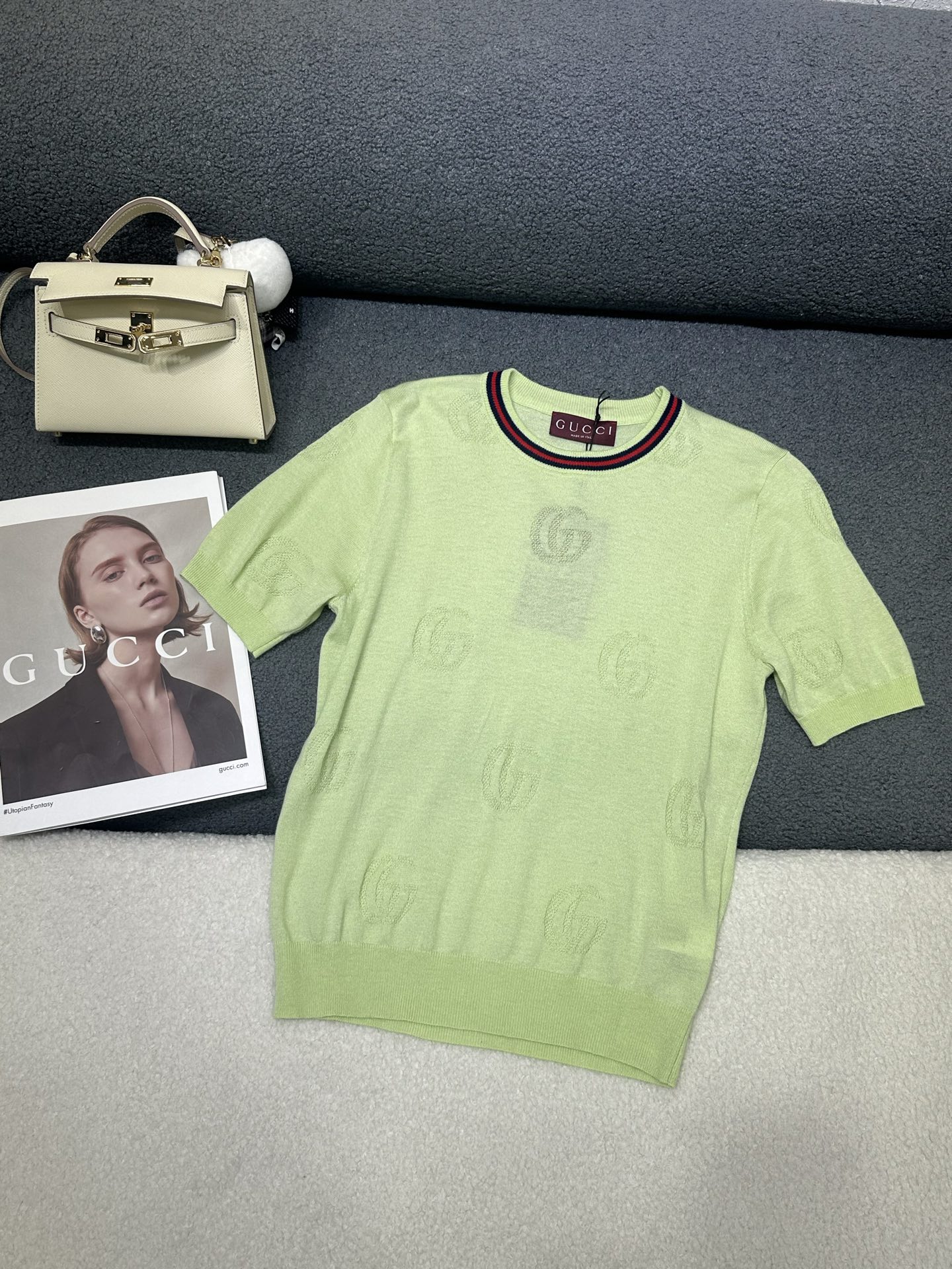 NO:801735,Gucci*2026 new summer style round neck knitted short sleeves Large double G jacquard fabric The neckline is spliced ​​with red and green rib fabric The fabric is light and comfortable The version is slim and versatile Two-color SML P,,gucci,T-shirt,19860909Gucci*2026夏季新款圆领针织短袖 大双G提花面料 领口拼接红绿罗纹面料 面料轻薄舒适 版型显瘦百搭 两色SML P,,gucci,T-shirt,,Women's clothing