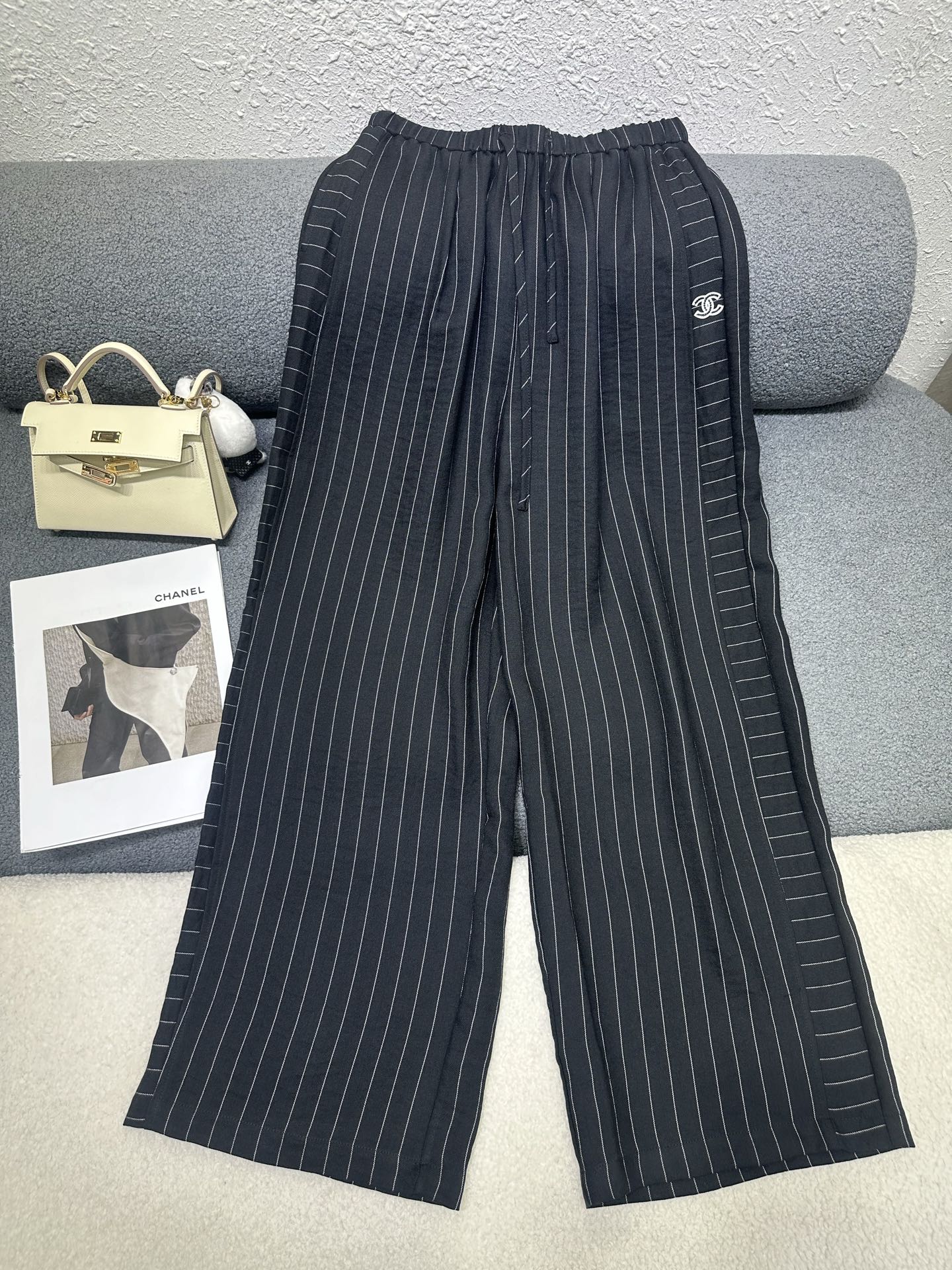 NO:801739,Chanel*2026 new summer wide-leg trousers, double C patch embroidery decoration on the side, vertical stripe fabric all over, horizontal stripe fabric splicing on the side, light and comfortable fabric, two colors SML,,chanel,19860909Chanel*2026夏季新款阔腿长裤 侧边双C贴布绣装饰 通体竖条纹面料 侧边横条纹面料拼接 面料轻薄舒适 两色SML,,chanel,,Women's clothing