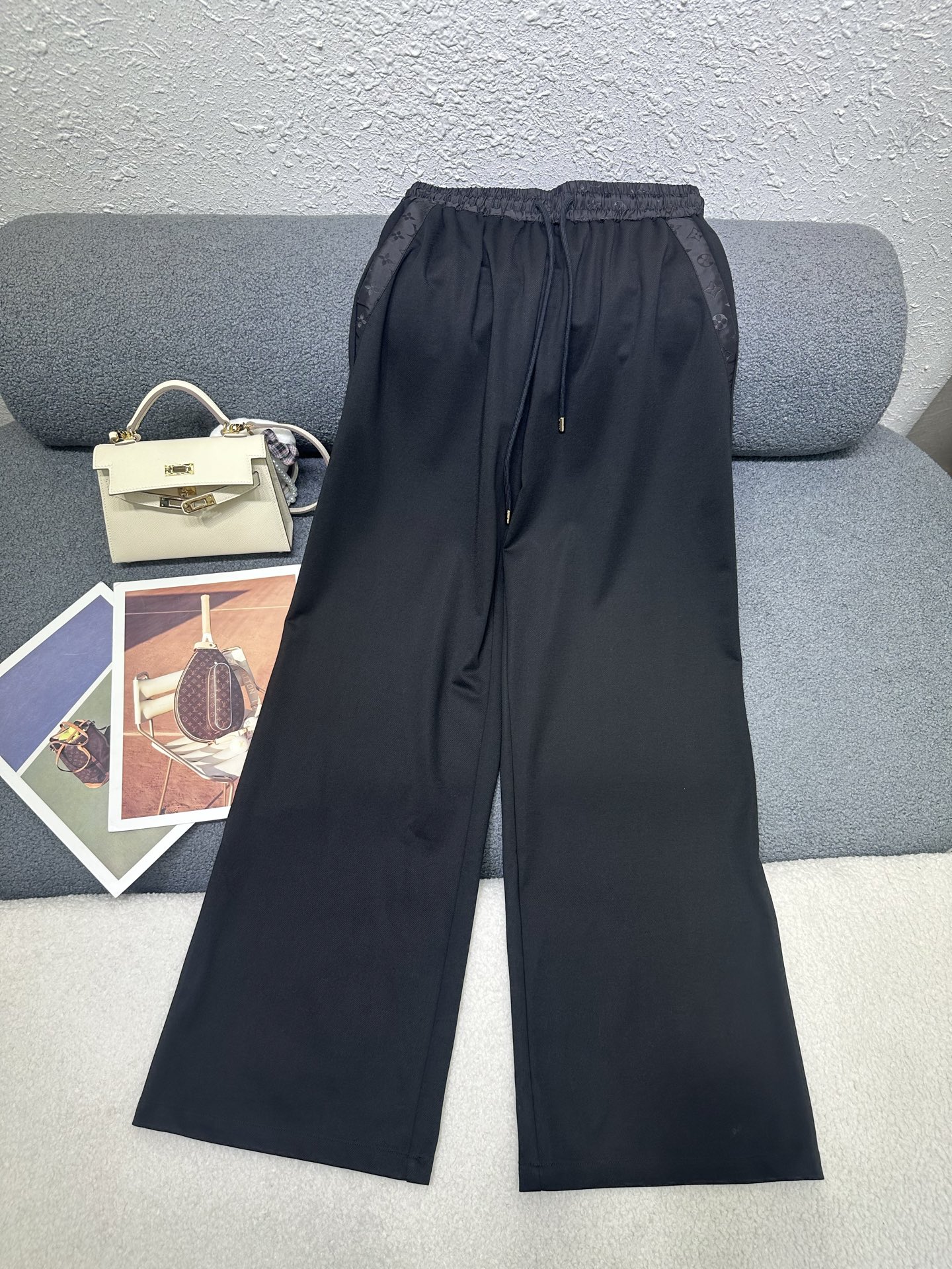 NO:801731,Louis Vuitton*2026 new summer straight trousers. Logo printed fabric decoration on pockets/back. Fully elasticated waistband for comfort. Slim fit and versatile. Two-color SML, Louis Vuitton,19860909Louis Vuitton*2026夏季新款直筒长裤 口袋处/后背logo印花面料装饰 做全松紧腰头舒适 版型显瘦百搭 两色SML,,louis vuitton,,Women's clothing