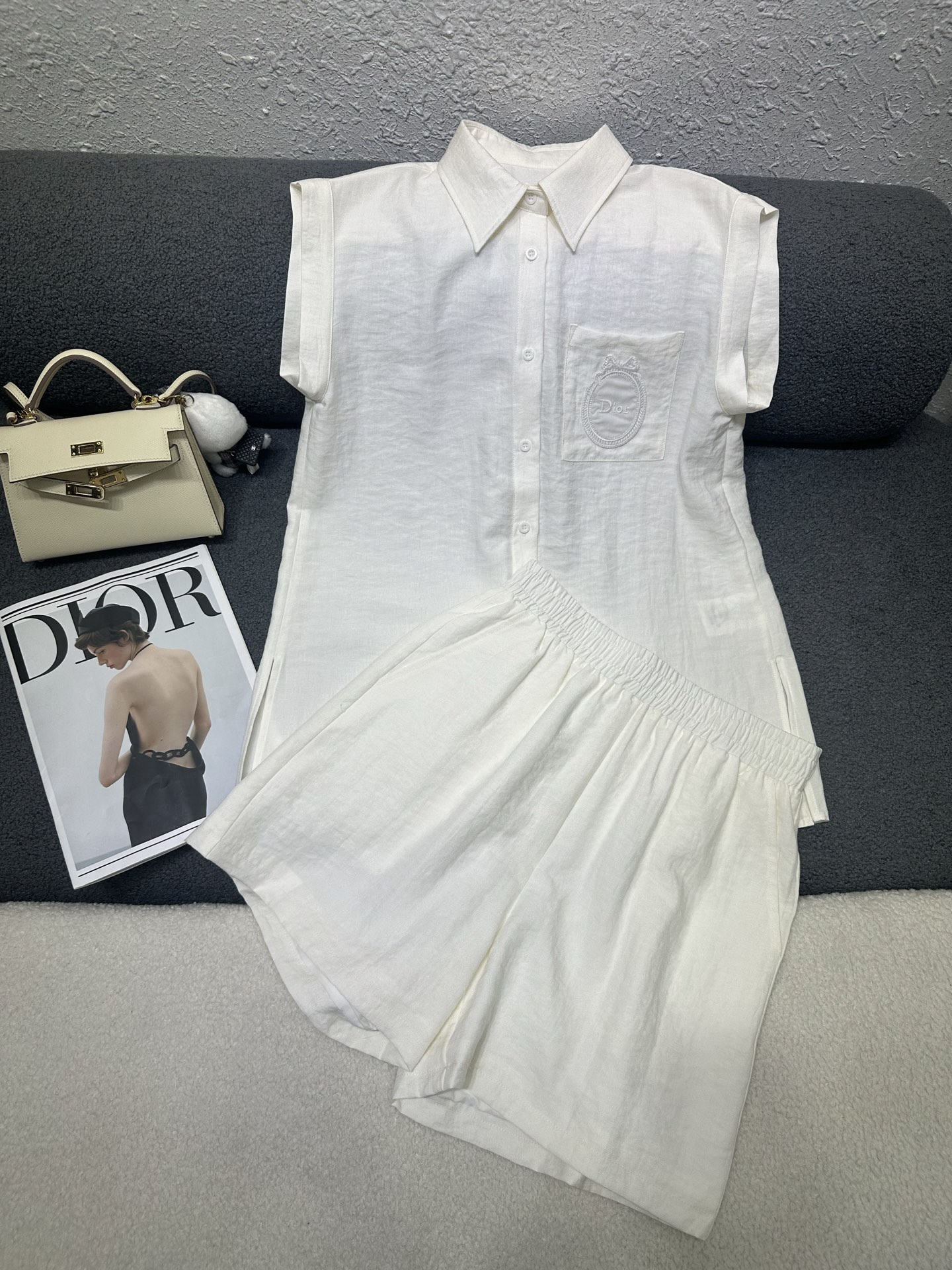 NO:801724,Dior*2026 new summer suit Sleeveless lapel top and shorts Breast pocket/back pocket mirror pattern embroidery decoration Customized logo button matching Light and breathable fabric Loose and comfortable fit Two-color SML P.,,dior,shorts,19860909Dior*2026夏季新款套装 无袖翻领上衣短裤 胸前口袋处/裤子后口袋镜子图案刺绣装饰 定制logo纽扣搭配 面料轻薄透气 版型宽松舒适 两色SML P.,,dior,shorts,,Women's clothing