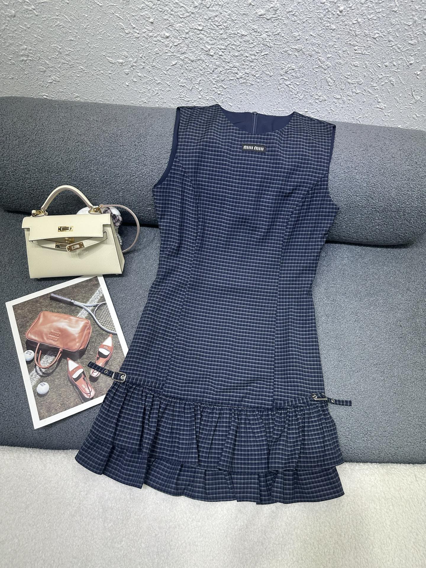 NO:801727,MiuMiu*2026 new summer style sleeveless dress. Decorated with letter logo and small label on the chest. Cake skirt design at the hem. All-over plaid fabric to reduce age and make you look slimmer. The style is fashionable and versatile. The fabric is light and comfortable. Monochrome SML P,,miumiu,skirts,19860909MiuMiu*2026夏季新款无袖连衣裙 胸前字母logo小标装饰 下摆做蛋糕裙设计 通体格纹面料减龄显瘦 版型洋气百搭 面料轻薄舒适 单色SML P,,miumiu,skirts,,Women's clothing