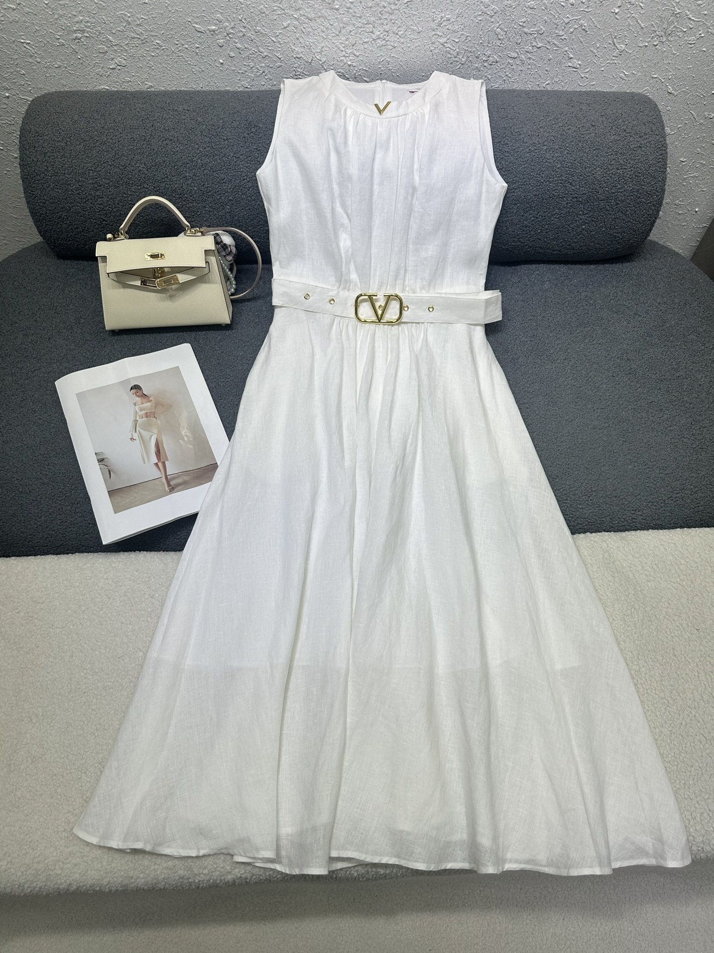 NO:801700,Valentino*2026 new summer style sleeveless dress. Customized V-shaped metal buckle decoration on the collar. Customized V-shaped metal buckle matching. The whole body linen fabric has excellent texture and is breathable. The version is versatile and simple. Monochrome SML P,,valentino,skirts,19860909Valentino*2026夏季新款无袖连衣裙 领子定制V型金属扣装饰 定制V型金属扣头搭配 通体亚麻面料质感极佳面料透气 版型百搭简洁 单色SML P,,valentino,skirts,,Women's clothing