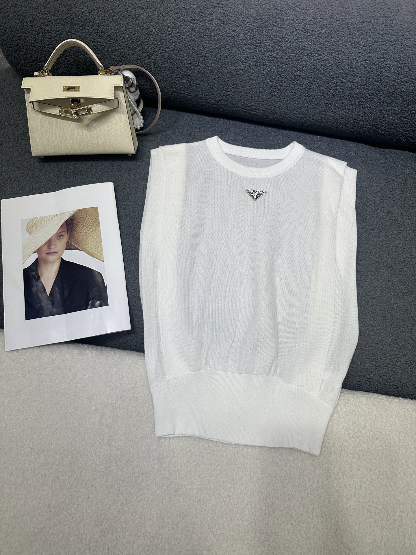 NO:801712,PRADA 26th summer new round neck top/classic triangle decoration/versatile item/high quality version three-color SML P,,prada,19860909PRADA 26年夏季新款圆领上衣/经典三角牌装饰/百搭单品/高品质版 三色SML P,,prada,,Women's clothing