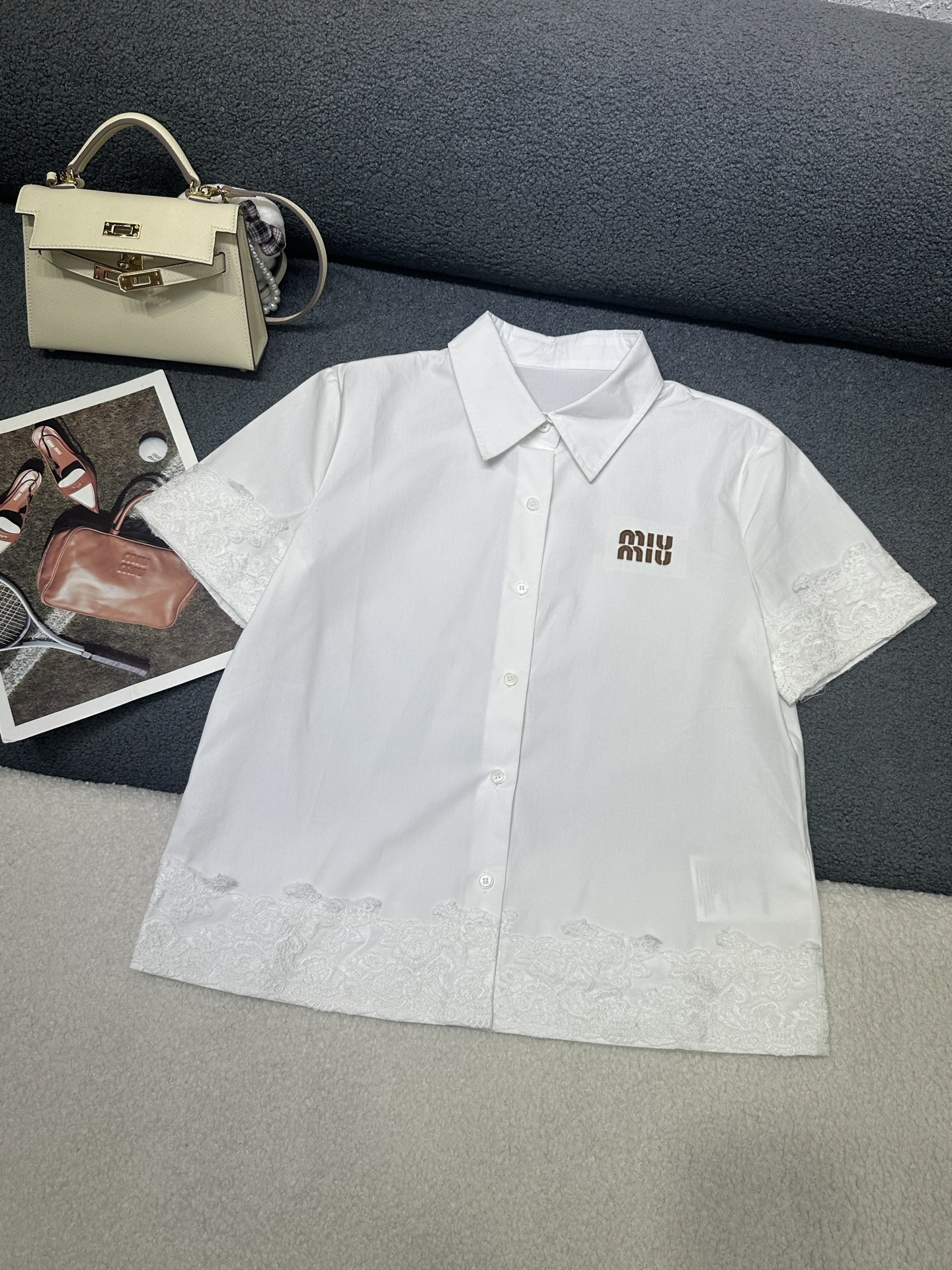 NO:801706,MiuMiu *26SS new shirt top/cuff hem with water-soluble lace/heavy craftsmanship/letter leather decoration/loose version, casual age-reducing style/a must-have for everyone/two-color SML P,,miumiu,shirts,19860909MiuMiu *26SS新款衬衫上衣/袖口下摆拼水溶蕾丝/重工艺/字母皮质装饰/宽松版型 休闲减龄款/人手必备一件/两色SML P,,miumiu,shirts,,Women's clothing