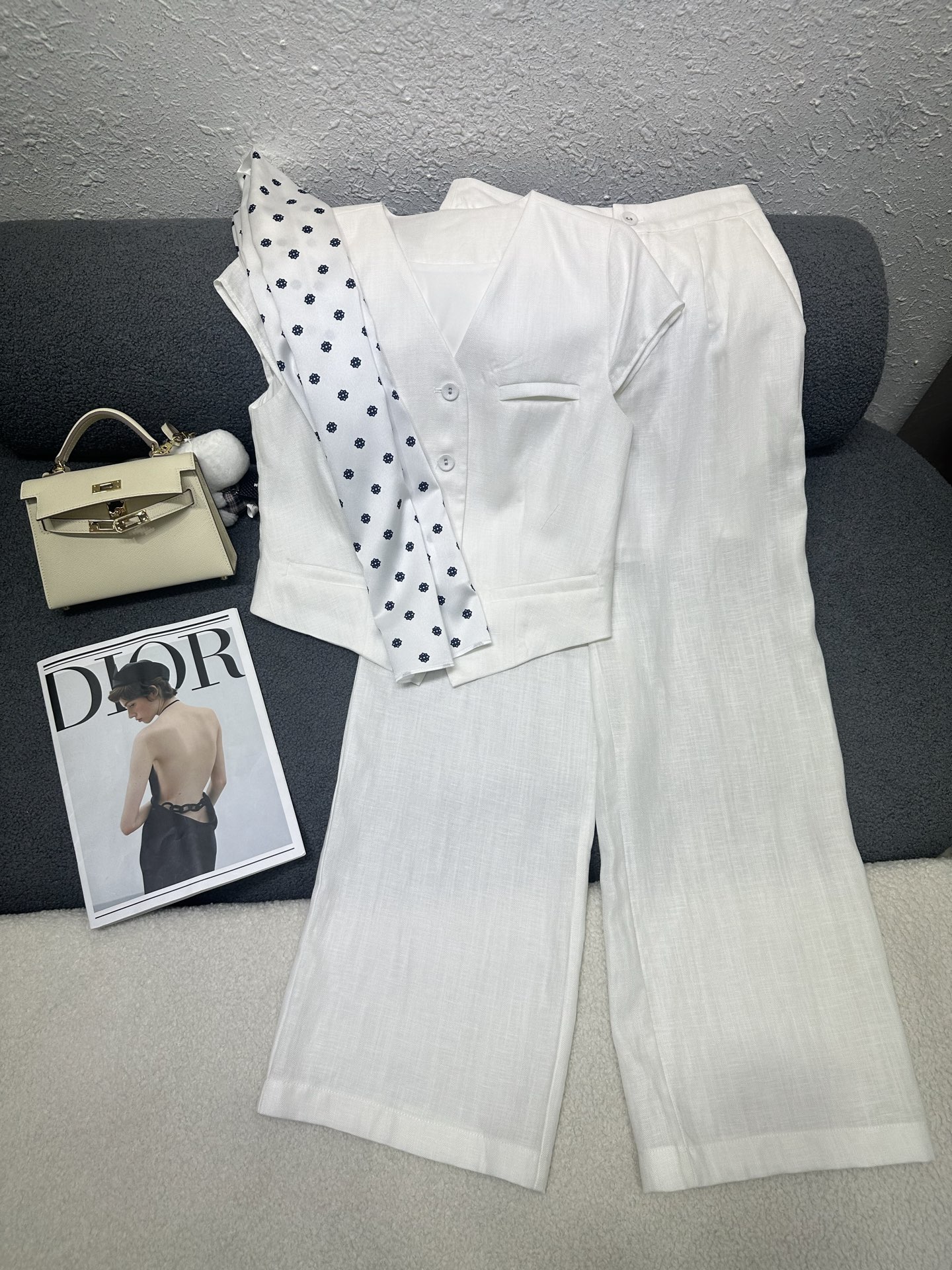 NO:802351,Dior*2026 new suit, vest top, wide-leg trousers, chest pockets with buttons, customized series of silk scarves with full sophistication, elastic adjustment buckle on the back of the top, cotton and linen texture is soft and breathable, waist-cinching and drapey, three-color SMLXL,, dior,19860909Dior*2026 新款套装 马甲上衣阔腿长裤 胸前口袋搭配纽扣点缀 定制系列丝巾精致度拉满 上衣后背松紧调节扣 棉麻质地柔软透气 版型收腰垂感十足 三色SMLXL,,dior,,Women's clothing