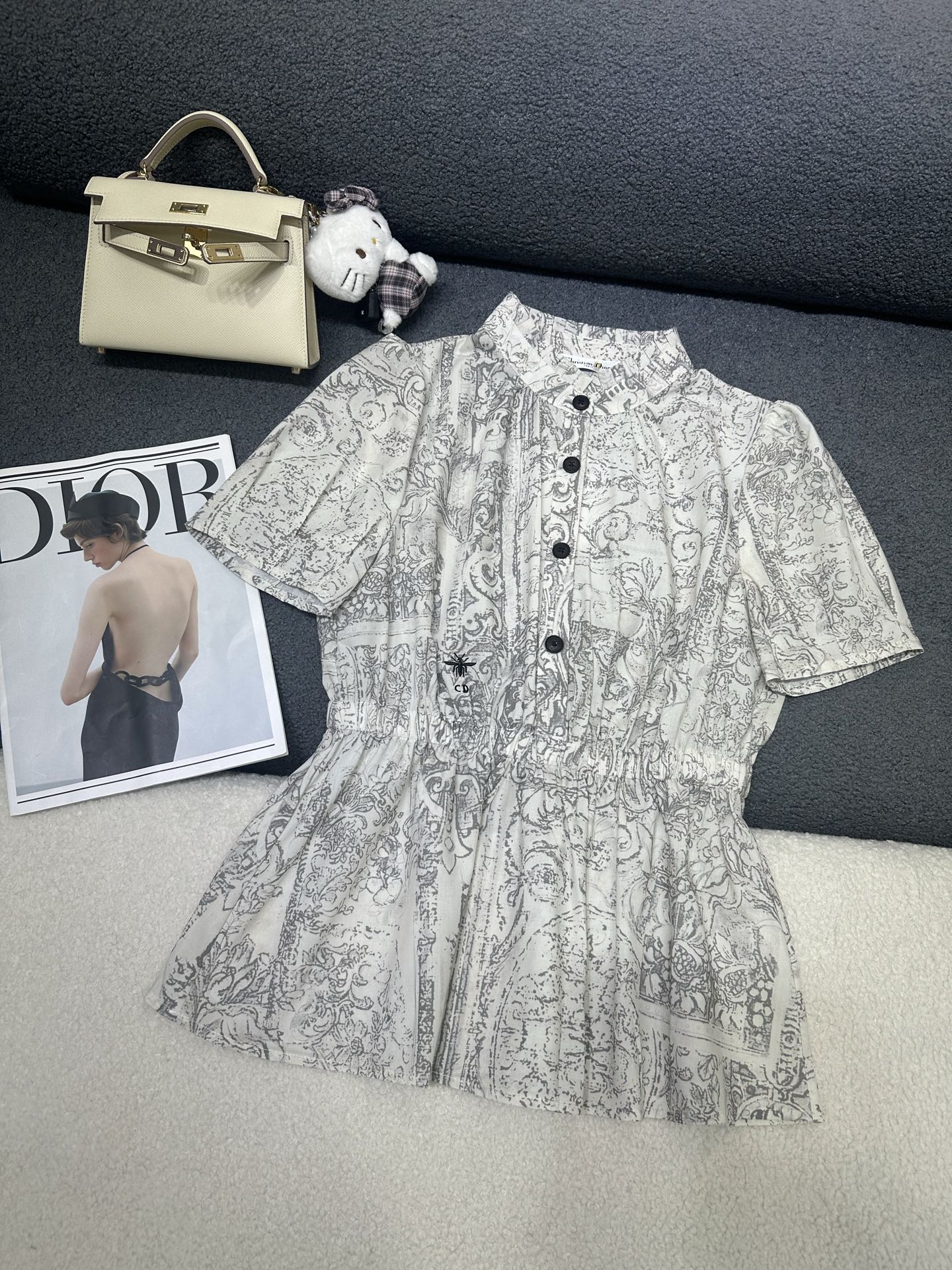 NO:802347,Dior*/25SS new top/little bee embroidery decoration/fine workmanship/versatile style/simple and elegant/upper body effect looks slimming/high quality/single color three codes SML,, dior,19860909Dior*/25SS新款上衣/小蜜蜂刺绣装饰/做工精细/百搭款/简约大气/上身效果显瘦气质 /高品质/单色三码SML,,dior,,Women's clothing