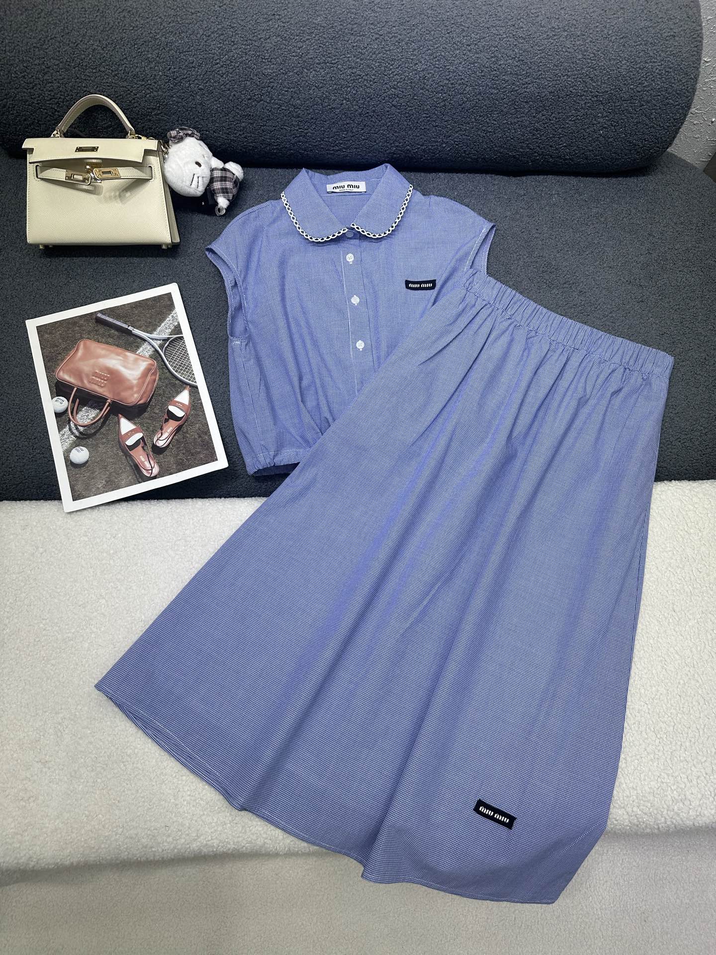 NO:802903,MiuMiu*/26SS lapel sleeveless top and skirt suit/embellished with small letters on the chest/collar lace design/casual and fashionable/three-dimensional tailoring version/high quality/monochrome SML,,miumiu,skirts,19860909MiuMiu*/26SS翻领无袖上衣半裙套装/胸前字母小标点缀/领口拼花边设计/休闲又时髦/立体剪裁版型/高品质/单色SML,,miumiu,skirts,,Women's clothing