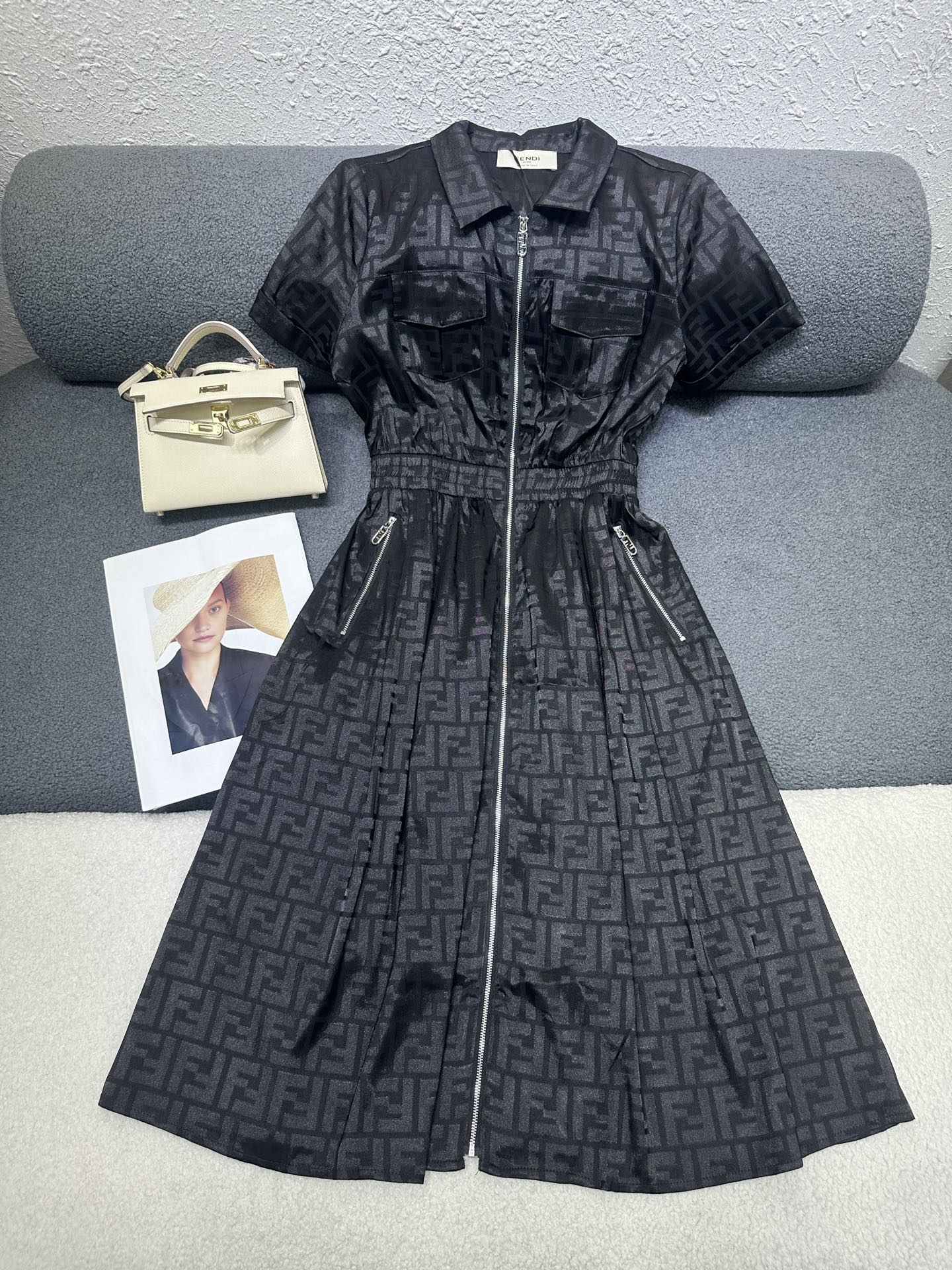 NO:802898,FENDI/2026 new summer dress, lapel zipper closure design, elastic waist, zipper pockets on both sides, jacquard acetate fabric, full of high-end feel, two-color SML,,fendi,skirts,19860909FENDI/2026夏季新款连衣裙,翻领拉链开合设计,松紧腰,两侧拉链口袋、提花醋酸面料高级感十足 两色SML,,fendi,skirts,,Women's clothing