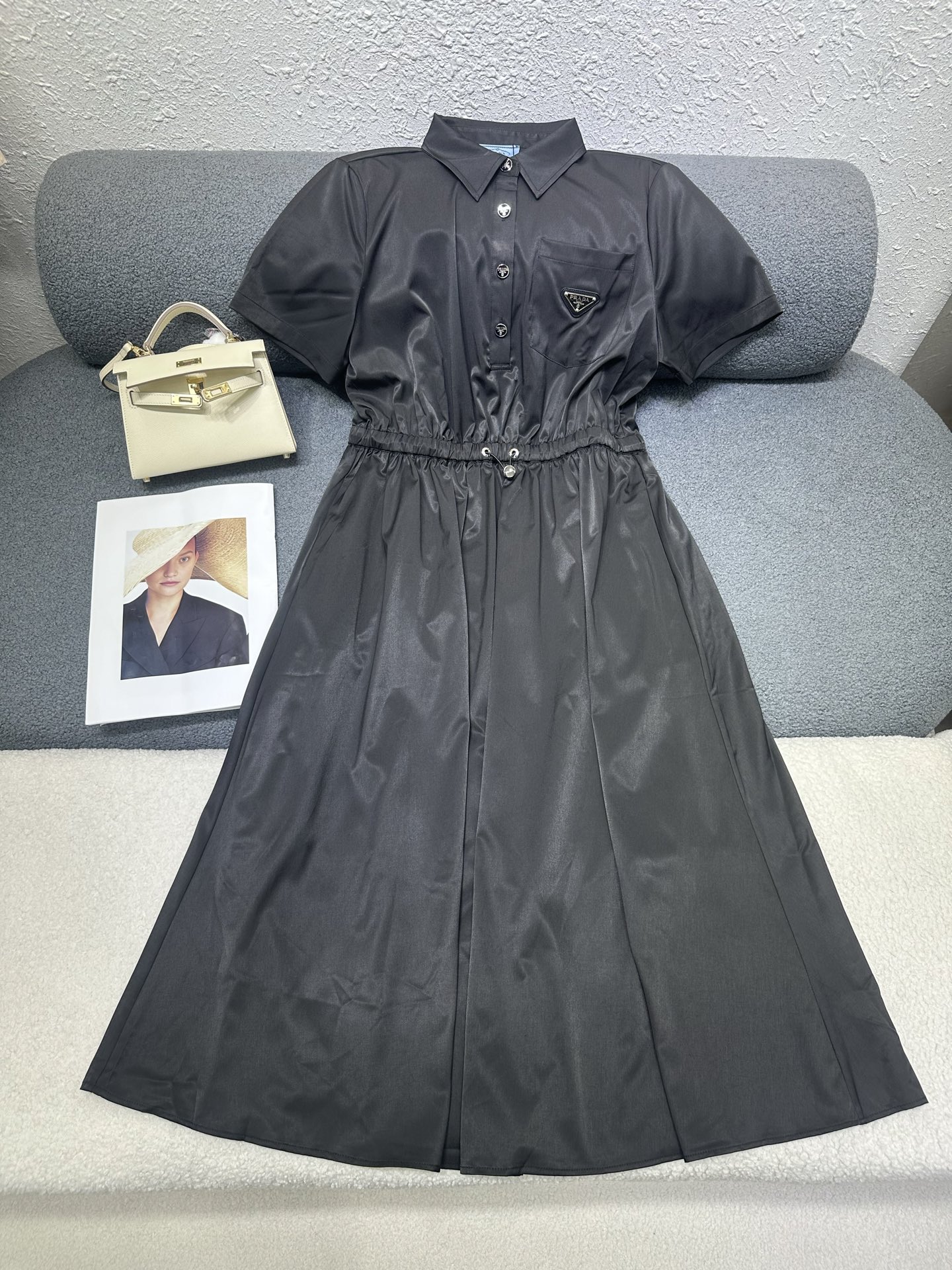 NO:802904,PRADA/2026 new summer dress, minimalist style design, elastic waist and adjustable waist effect, the upper body effect is very slimming and easy to wear. Two-color SML P,, prada, skirts,19860909PRADA/2026夏季新款连衣裙,极简风设计,松紧腰可调收腰效果,版型上身效果非常显瘦不挑身材穿 两色SML P,,prada,skirts,,Women's clothing