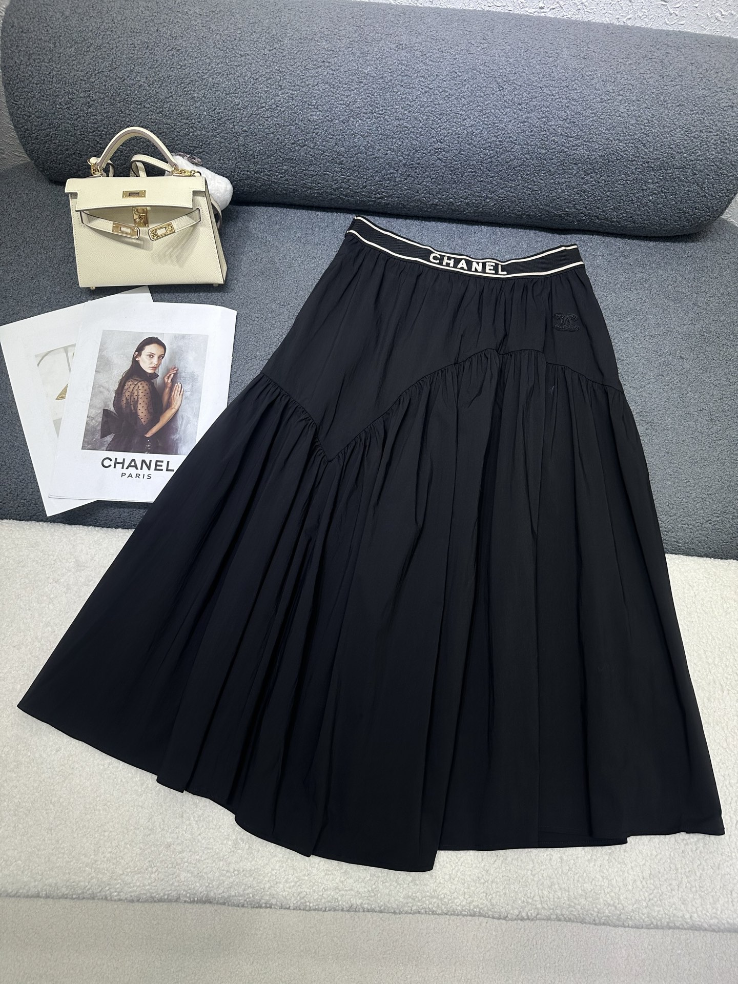 NO:802921,High-quality CHANL*26 new summer style casual skirt/elastic waist design with double CLogo/high-quality two-color SML P,,chanel,skirts,19860909高品质CHANL*26年夏季新款小香风休闲半裙/松紧腰设计搭配双CLogo/高品质两色SML P,,chanel,skirts,,Women's clothing