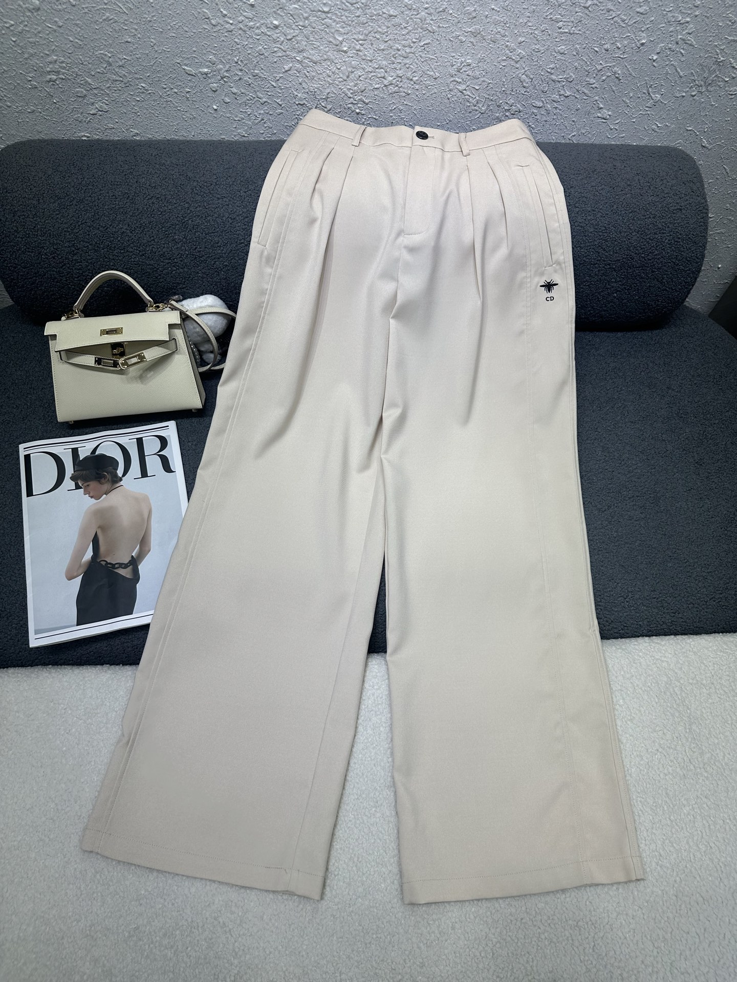 NO:802909,Dior*/26SS new style trousers/little bee embroidery decoration/simple and elegant/versatile item/a must-have for everyone/two colors SML P,,dior,19860909Dior*/26SS新款筒裤/小蜜蜂刺绣装饰/简约大气/百搭单品/人手必备一条 /两色 SML P,,dior,,Women's clothing