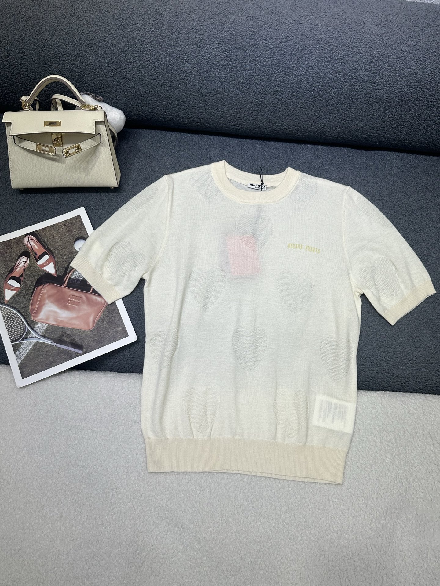 NO:802915,MiuMiu 26th new round neck top/Versatile item/High quality version/The fabric is soft and comfortable/It is also very breathable/Two colors SML P,,miumiu,19860909MiuMiu 26年新款圆领上衣/百搭单品/高品质版 /面料柔软舒适/透气性也很强/两色SML P,,miumiu,,Women's clothing