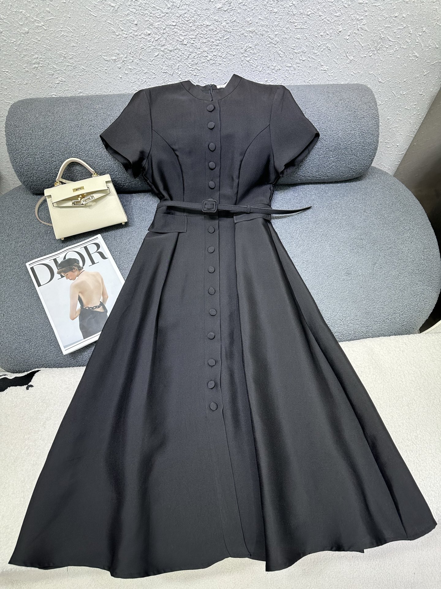 NO:803615,Dior*2026 new summer style stand-up collar short-sleeved dress with a genuine fabric belt. The front panel has a single-row fully open button design. The whole silk wool fabric has a glossy feel. The back panel has a zipper design for easy putting on and taking off. The version is simple and elegant. Two-color SML, dior, skirts, T-shirt,19860909Dior*2026夏季新款立领短袖连衣裙 搭配本布腰带 前片做单排全开扣设计 通体丝毛面料具有光泽感 后片做拉链设计方便穿脱 版型简洁大方 两色SML,,dior,skirts,T-shirt,,Women's clothing