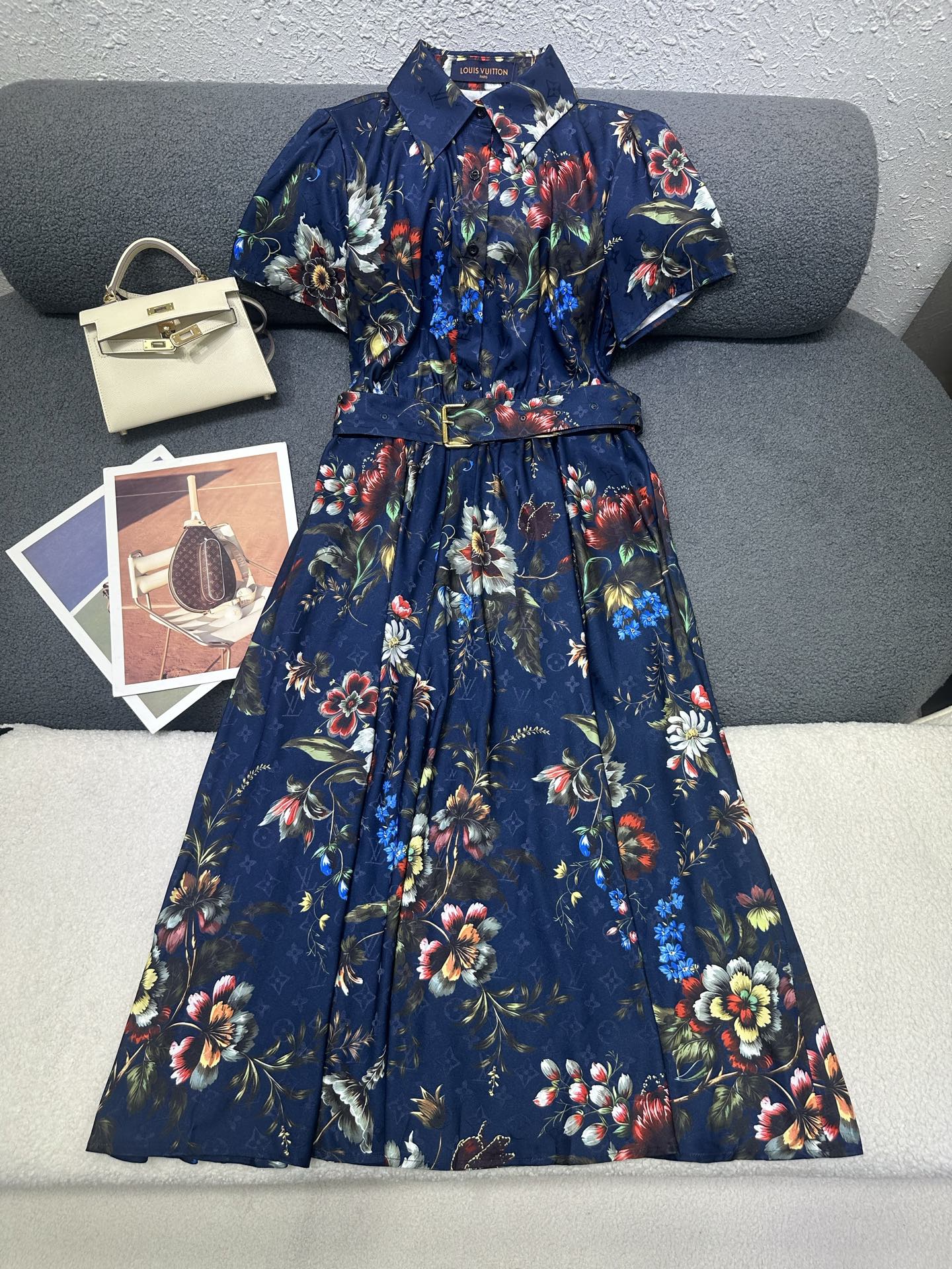 NO:803611,Louis Vuitton*2026 new summer short-sleeved dress. All-over new floral logo printed fabric. Matched with original cloth belt. The fabric is smooth and comfortable. The version is simple and versatile. Two-color SML, Louis Vuitton, skirts, T-shirt,19860909Louis Vuitton*2026夏季新款短袖连衣裙 通体新款花卉logo印花面料 搭配本布腰带 面料顺滑舒适 版型简洁百搭 两色SML,,louis vuitton,skirts,T-shirt,,Women's clothing