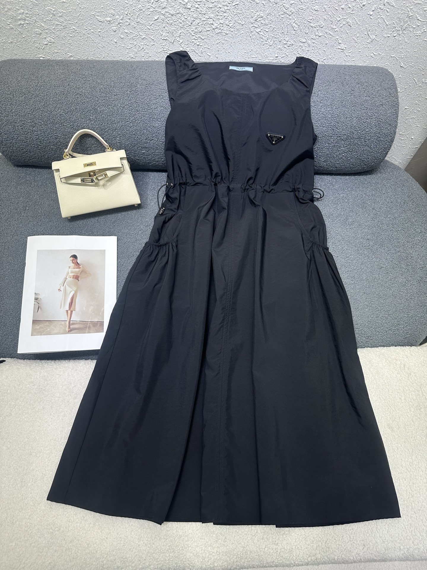 NO:803624,Prada*2026 new summer sleeveless dress. Classic triangle logo decoration on the chest. Drawstring design on the waist to adjust the waist size at will. Thin nylon fabric is light and comfortable. Monochrome SML, prada, skirts,19860909Prada*2026夏季新款无袖连衣裙 胸前经典三角标装饰 腰部做抽绳设计可随意调节腰围大小 薄款尼龙面料轻薄舒适 单色SML,,prada,skirts,,Women's clothing