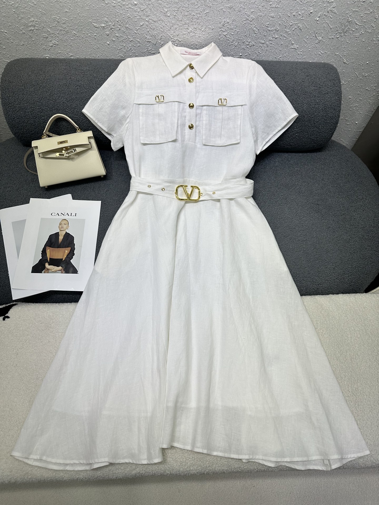 NO:803619,Valentino*2026 new summer style lapel short-sleeved dress. Two pockets on the chest. Customized V-shaped metal label decoration. Customized V-shaped buckle with belt. All-over linen fabric is light, breathable and has excellent texture. Monochrome SML, valentino, skirts, T-shirt,19860909Valentino*2026夏季新款翻领短袖连衣裙 胸前做两处口袋装饰 定制V型金属小标装饰 搭配腰带定制V型扣头搭配 通体亚麻面料轻薄透气质感极佳 单色SML,,valentino,skirts,T-shirt,,Women's clothing