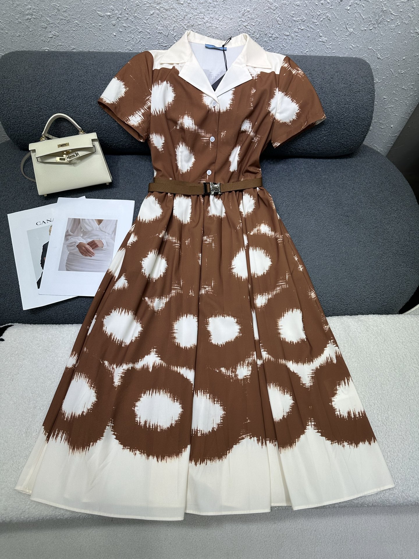 NO:804662,Prada*2026 new summer short-sleeved dress with a customized belt of the same color. Small lapel design to better modify the shoulder and neck lines. All-over contrasting sfumato printed fabric. The fabric is smooth and comfortable. The version is versatile and slimming. Monochrome SML, prada, skirts, T-shirt,19860909Prada*2026夏季新款短袖连衣裙 搭配同色系定制腰带 做小翻领设计更好修饰肩颈线条 通体撞色晕染印花面料 面料顺滑舒适 版型百搭显瘦 单色SML,,prada,skirts,T-shirt,,Women's clothing