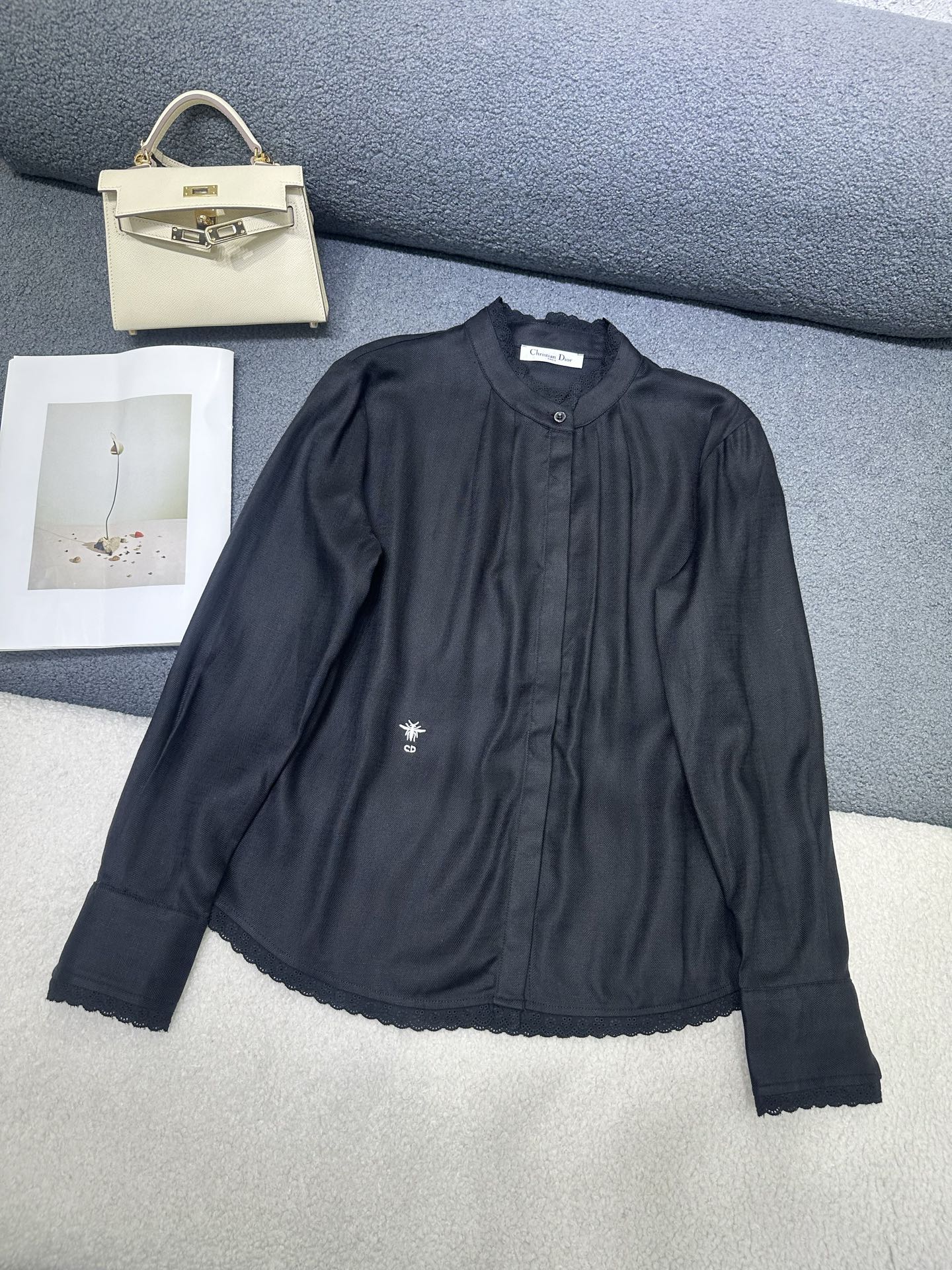NO:803606,Dior*2026 new summer long-sleeved shirt. Little bee embroidery embellishment on the waist. Lace stitching on the collar/cuffs/hem adds a sense of sophistication. The version is versatile and slimming. The fabric is light and breathable. Two-color SML P,, dior,19860909Dior*2026夏季新款长袖衬衣 腰部小蜜蜂刺绣点缀装饰 领子/袖口/下摆拼接蕾丝边增加精致感 版型百搭显瘦 面料轻薄透气 两色SML P,,dior,,Women's clothing