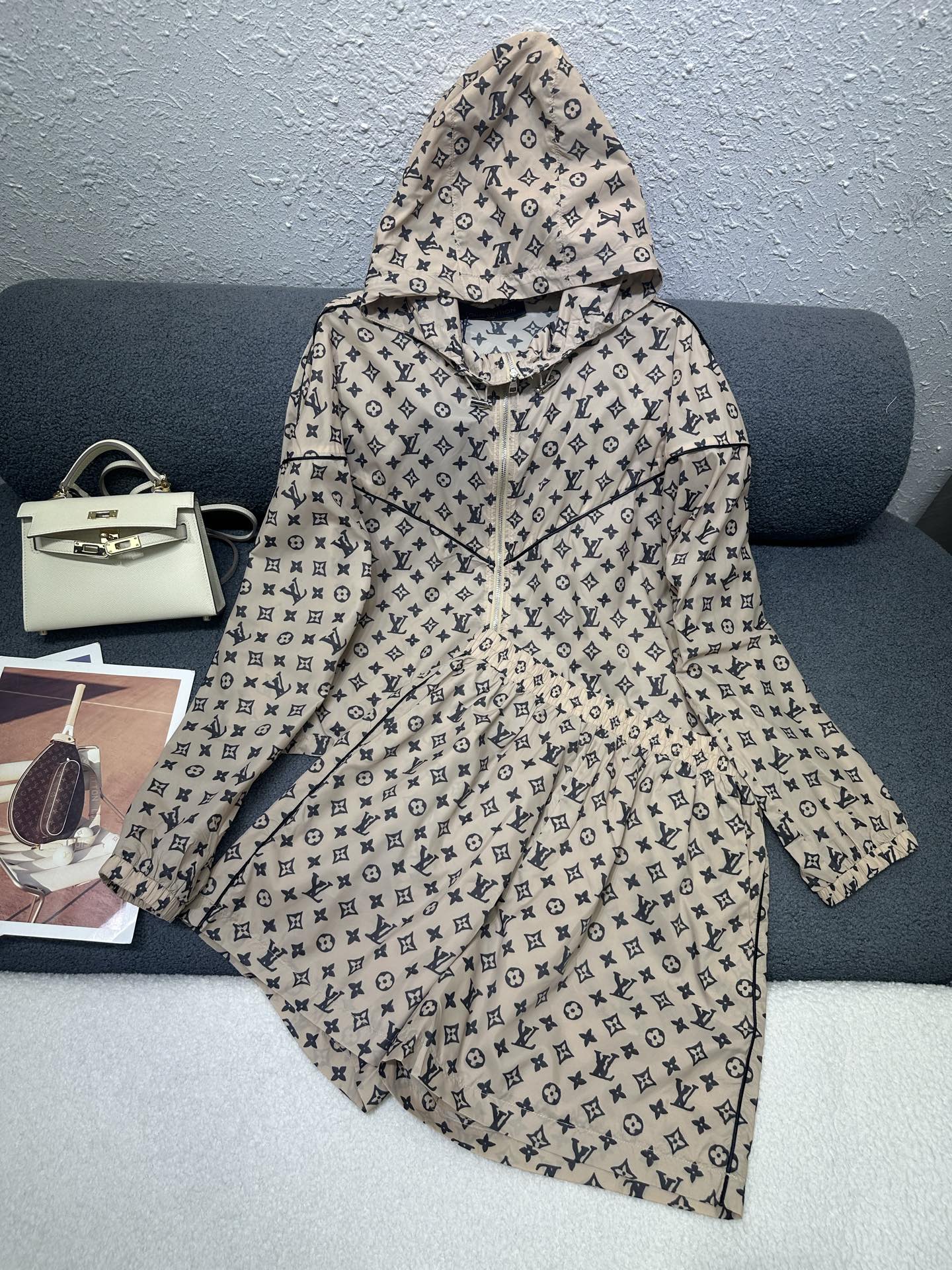 NO:804644,LouisVuitton*2026 new summer suit, anti-spill hooded jacket, elastic waist shorts, custom printed ultra-light and ultra-thin fabric, soft and breathable, the whole set is matched with casual trends, 2 colors SML,, louis vuitton, shorts, jackets & coats, hats,19860909LouisVuitton*2026夏季新款套装,防洒连帽外套松紧腰短裤,订制印花超轻超薄面料柔软透气,整套搭配休闲潮流,2色SML,,louis vuitton,shorts,jackets & coats,hats,,Women's clothing