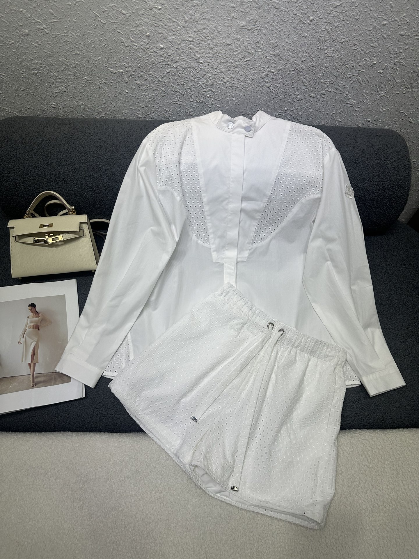 NO:804650,MONCLER/26SS new suit, long-sleeved hollow shirt, hollow shorts/side classic pattern logo decoration/light and breathable fabric, versatile and casual style, full of western style, single color SML, shorts,19860909MONCLER/26SS新款套装 长袖镂空衬衣镂空短裤/侧边经典图案标装饰 /面料轻薄透气 版型百搭休闲 一整套洋气十足 单色SML,,shorts,,Women's clothing