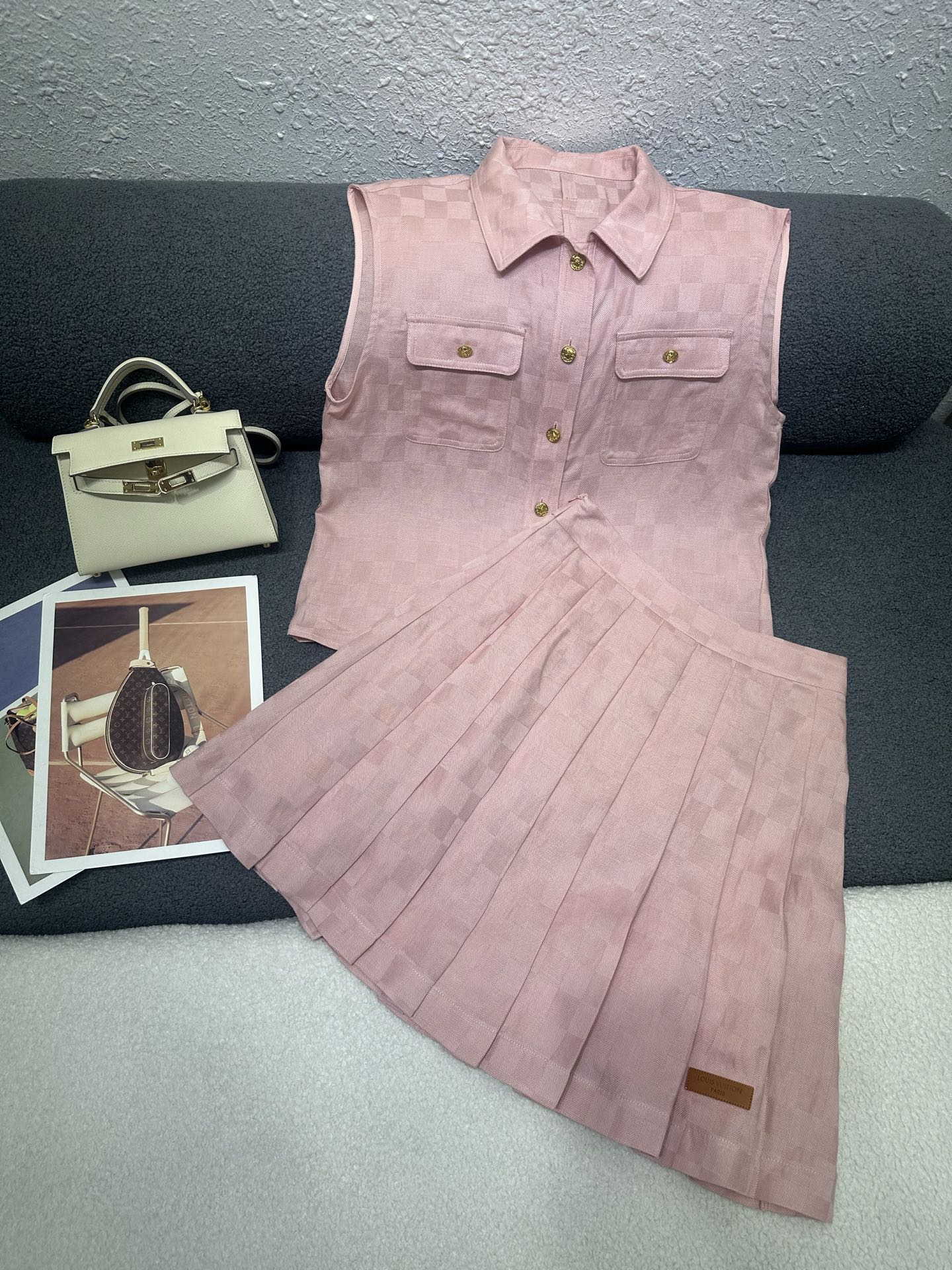 NO:804656,LouisVuitton *2026 new summer suit Sleeveless vest pleated mid-skirt Cotton and linen fabrics are soft and comfortable The color is fresh and perfect for summer High quality Two-color SML P, Louis Vuitton, skirts,19860909LouisVuitton *2026夏季新款套装 无袖马甲压褶中裙 棉麻质地面料柔软舒适 颜色清新极其适合夏天 高品质 两色SML P,,louis vuitton,skirts,,Women's clothing