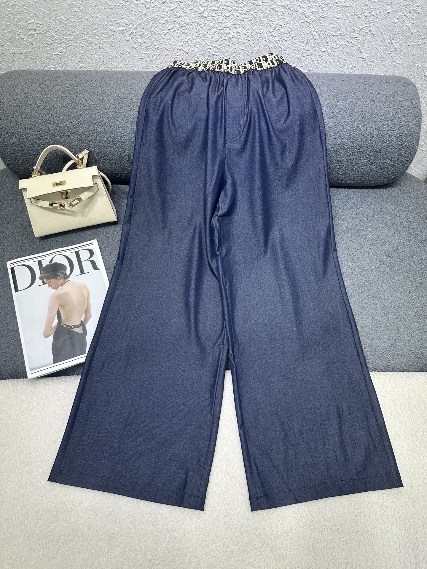 NO:805477,Dior*2026 new summer trousers/letter elastic waistband/super nice shape/double pocket design/exquisite workmanship/simple and elegant/high quality/single color three codes SML P,,dior,19860909Dior*2026新款夏季长裤/字母松紧腰头/版型超好看/双口袋设计/做工精致细腻/简约大方/高品质/单色三码SML P,,dior,,Women's clothing