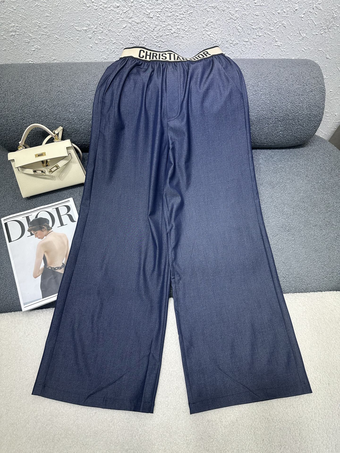 NO:805473,Dior*2026 new summer trousers/letter elastic waistband/super nice shape/double pocket design/exquisite workmanship/simple and elegant/high quality/single color three codes SML,, dior,19860909Dior*2026新款夏季长裤/字母松紧腰头/版型超好看/双口袋设计/做工精致细腻/简约大方/高品质/单色三码SML,,dior,,Women's clothing