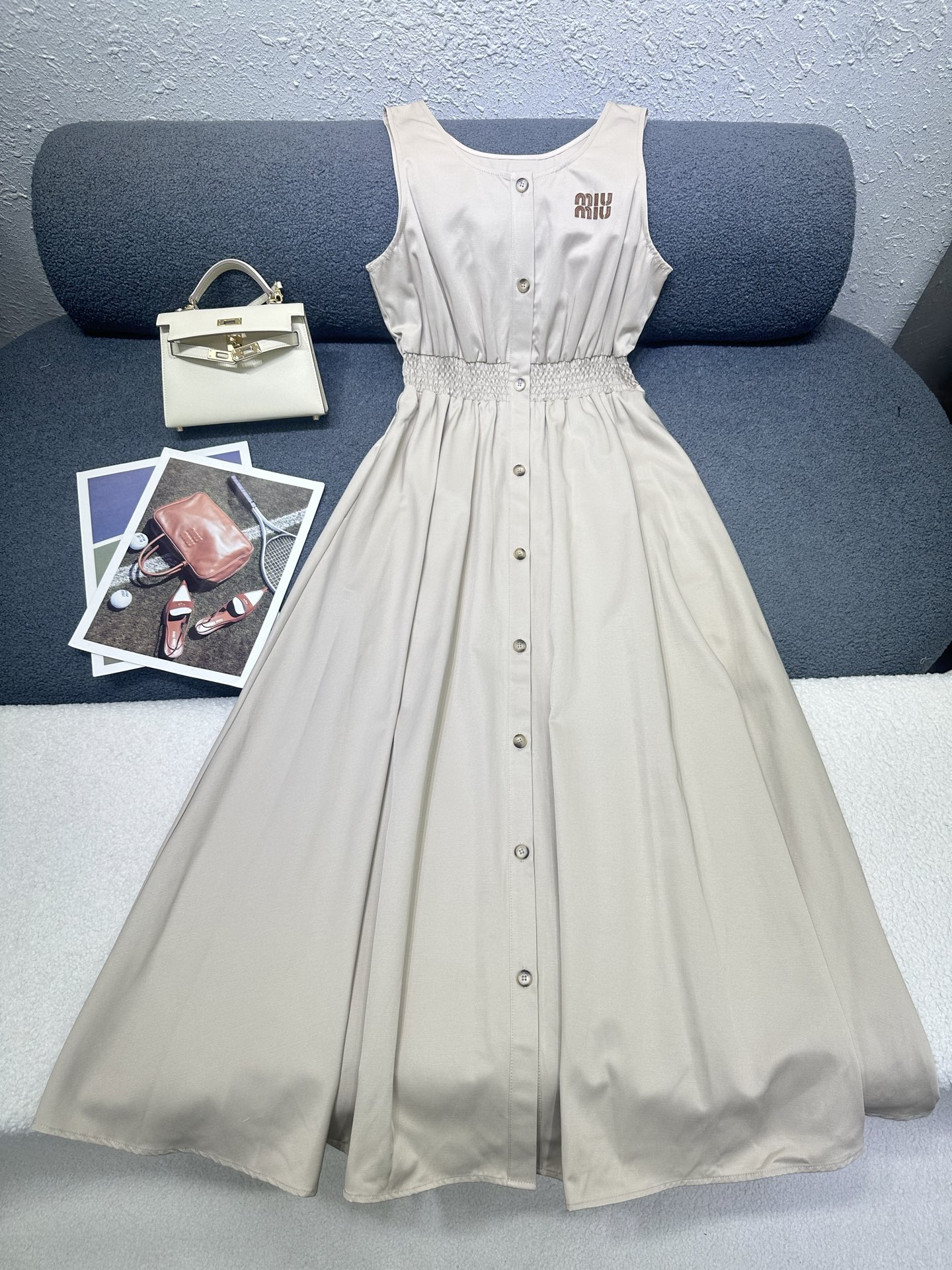 NO:805465,MiuMi*/26SS new sleeveless dress with elastic waist/small letter label decoration/casual style/two colors and three codes SML,,miumiu,skirts,19860909MiuMi*/26SS新款无袖连衣裙腰间松紧弹力/字母小标签装饰/休闲款/两色三码SML,,miumiu,skirts,,Women's clothing