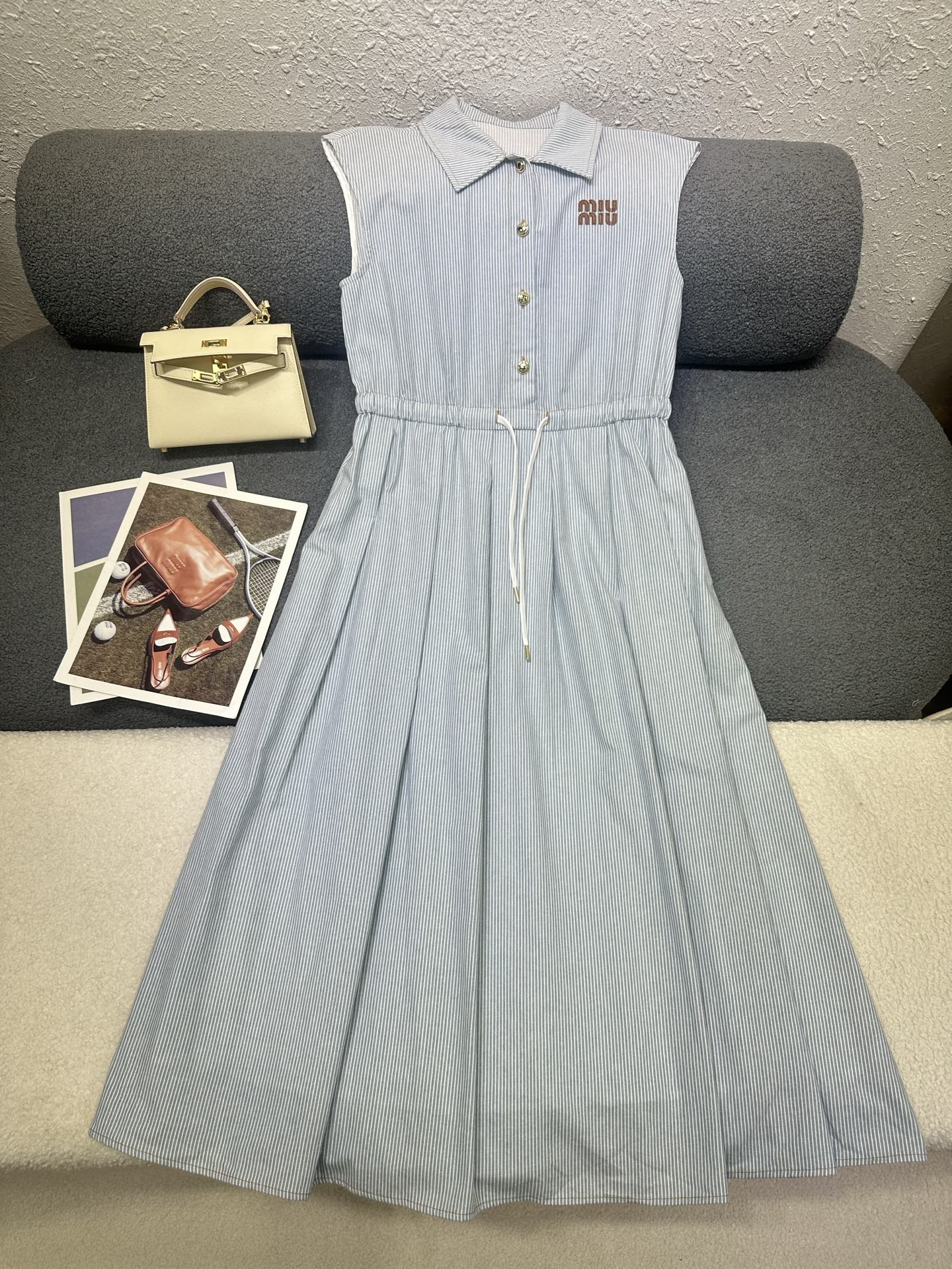 NO:805461,MiuMiu */26SS new sleeveless lapel dress/folded hem design/small letter label decoration/fashionable and elegant/two colors and three codes SML,,miumiu,skirts,19860909MiuMiu */26SS新款无袖翻领连衣裙/下摆压折设计/字母小标签装饰/时尚优雅/两色三码SML,,miumiu,skirts,,Women's clothing