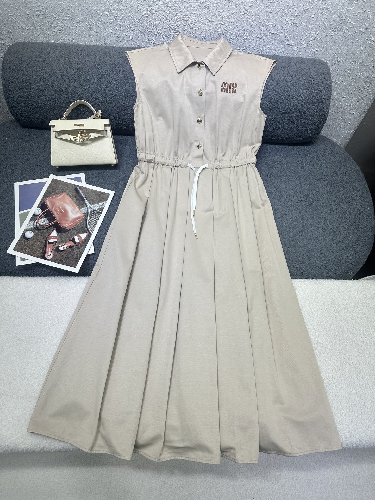 NO:805458,MiuMiu */26SS new sleeveless lapel dress/folded hem design/small letter label decoration/fashionable and elegant/two colors and three codes SML P,,miumiu,skirts,19860909MiuMiu */26SS新款无袖翻领连衣裙/下摆压折设计/字母小标签装饰/时尚优雅/两色三码SML P,,miumiu,skirts,,Women's clothing