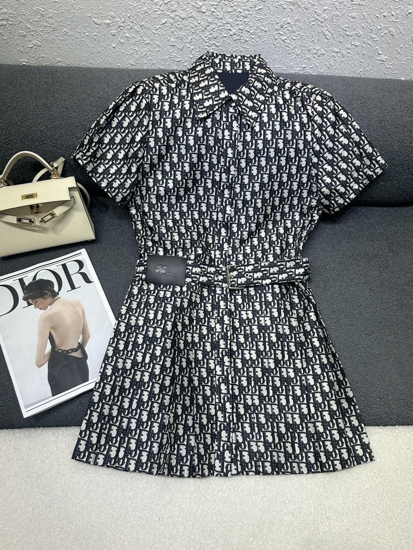 NO:805440,Dior/26ss summer new dress golden classic jacquard fabric/matching belt/high quality/single color SML P,,dior,skirts,19860909Dior/26ss夏季新款连衣裙金典老花提花面料/搭配腰带/高品质/单色SML P,,dior,skirts,,Women's clothing