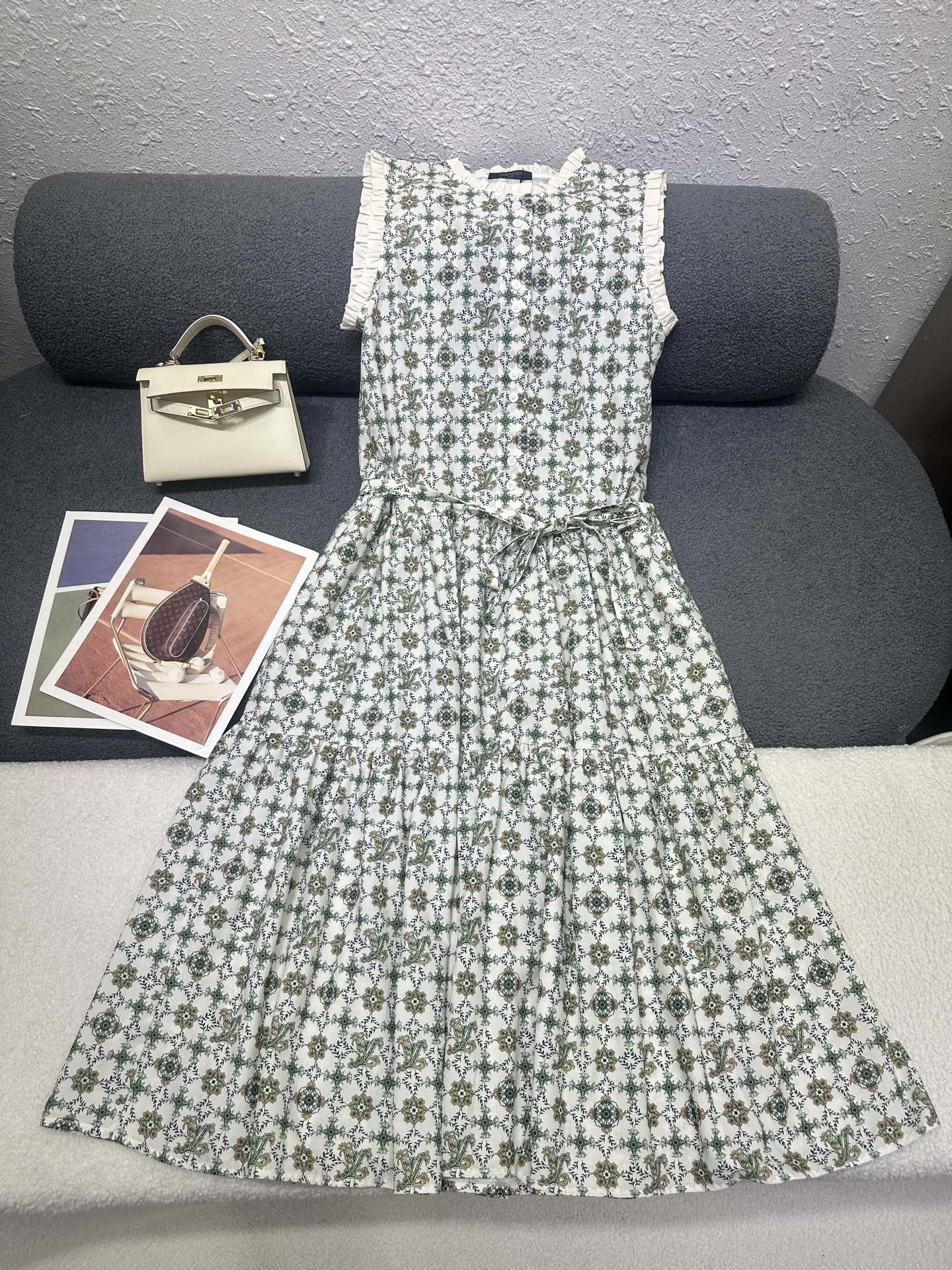 NO:805452,Louis Vuitton*2026 new summer style sleeveless dress. Paired with a genuine fabric belt that can be tied loosely. The collar/cuffs are spliced ​​with wooden ear edges to add a sense of design. The hem is made into a cake skirt design to reduce age. All-over patterned vine printed fabric. The fabric is smooth and comfortable. Monochrome SML, Louis Vuitton, skirts,19860909Louis Vuitton*2026夏季新款无袖连衣裙 搭配本布腰带可系可松 领子/袖口拼接木耳边设计增加设计感 下摆做蛋糕裙摆设计减龄感十足 通体图案藤蔓印花面料 面料顺滑舒适 单色SML,,louis vuitton,skirts,,Women's clothing