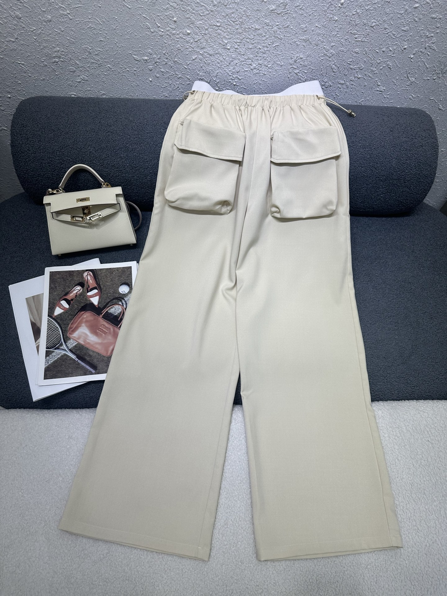 NO:806183,MiuMiu*2026 new summer wide-leg trousers, double-layer spliced ​​waist, small letter logo decoration at the waist, two pocket decorations, drawstring at the waist to adjust the elasticity, soft and comfortable fabric, two colors SML P,,miumiu,19860909MiuMiu*2026夏季新款阔腿长裤 做双层拼接腰头 腰头处字母小标装饰 两处口袋装饰 腰头处有抽绳可调节松紧 面料柔软舒适 两色SML P,,miumiu,,Women's clothing