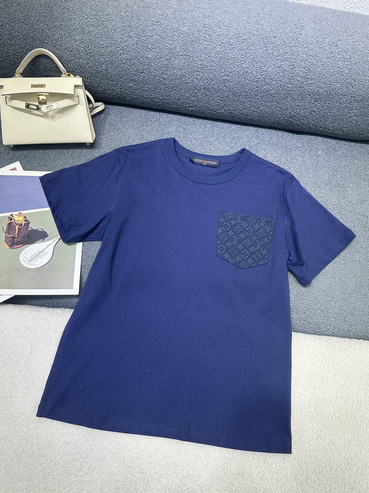 NO:806686,L's blue series jacquard pocket short-sleeved T-shirt has a high-end atmosphere and a full sense of luxury. Innovative fabrics are light and soft. The actual product is very good!  The upper body is fashionable and versatile, so beautiful!  High quality size SML P,,louis vuitton,T-shirt,tees,t-shirt,19860909L家蓝色系列款提花口袋短袖T恤 高级大气 满满的穿搭高级感 创新面料 轻盈柔软 实物非常赞！上身洋气百搭,美美哒！高品质 尺码SML P,,louis vuitton,T-shirt,tees，t-shirt,,Women's clothing