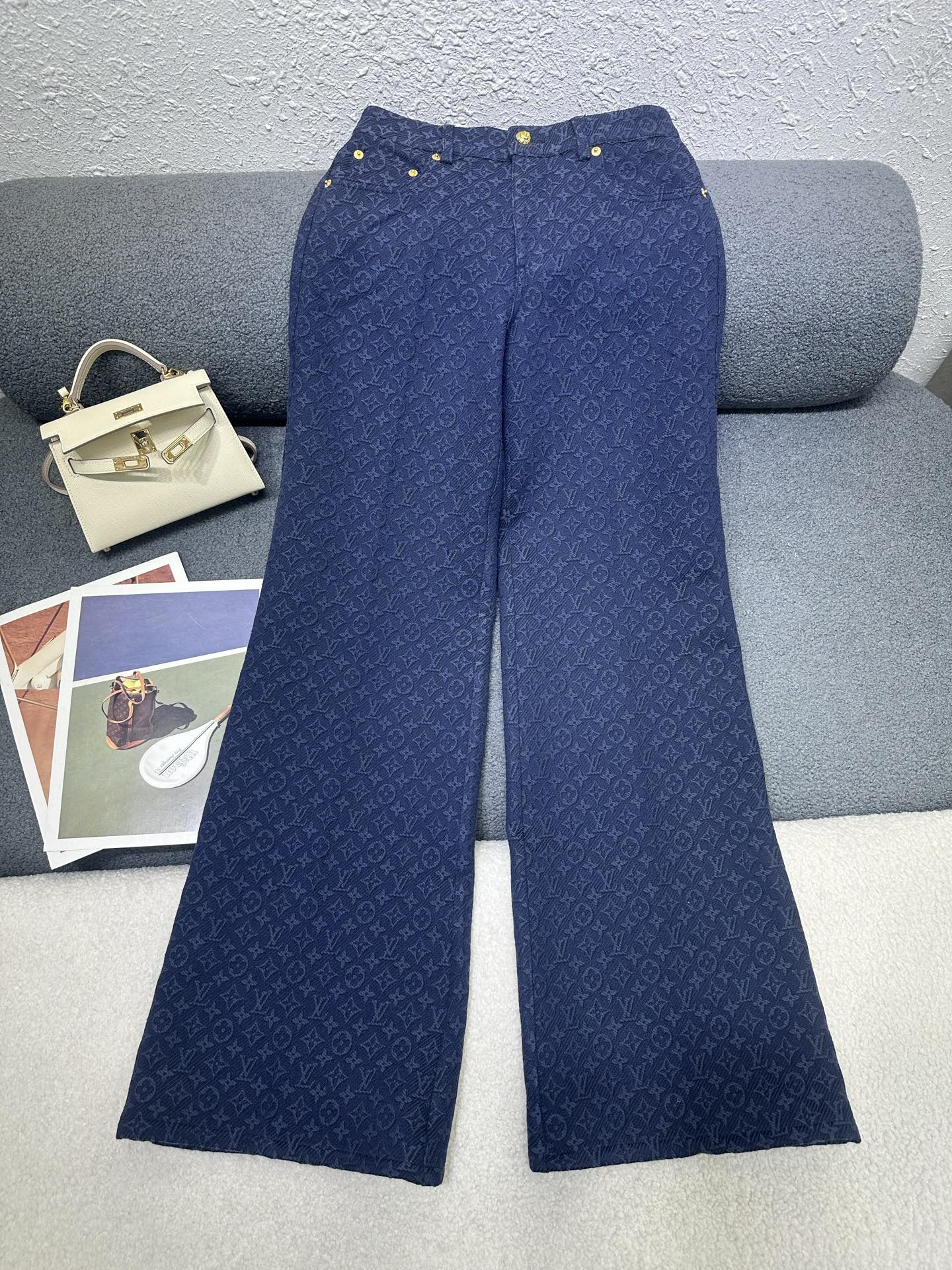 NO:806684,L's blue series jacquard denim trousers are high-end and elegant. They are full of high-end wear. Innovative fabrics are light and soft. The actual product is very good!  The upper body is fashionable and versatile, so beautiful!  High quality size SML P,,louis vuitton,19860909L家蓝色系列款提花牛仔长裤高级大气 满满的穿搭高级感 创新面料 轻盈柔软 实物非常赞！上身洋气百搭,美美哒！高品质 尺码SML P,,louis vuitton,,Women's clothing