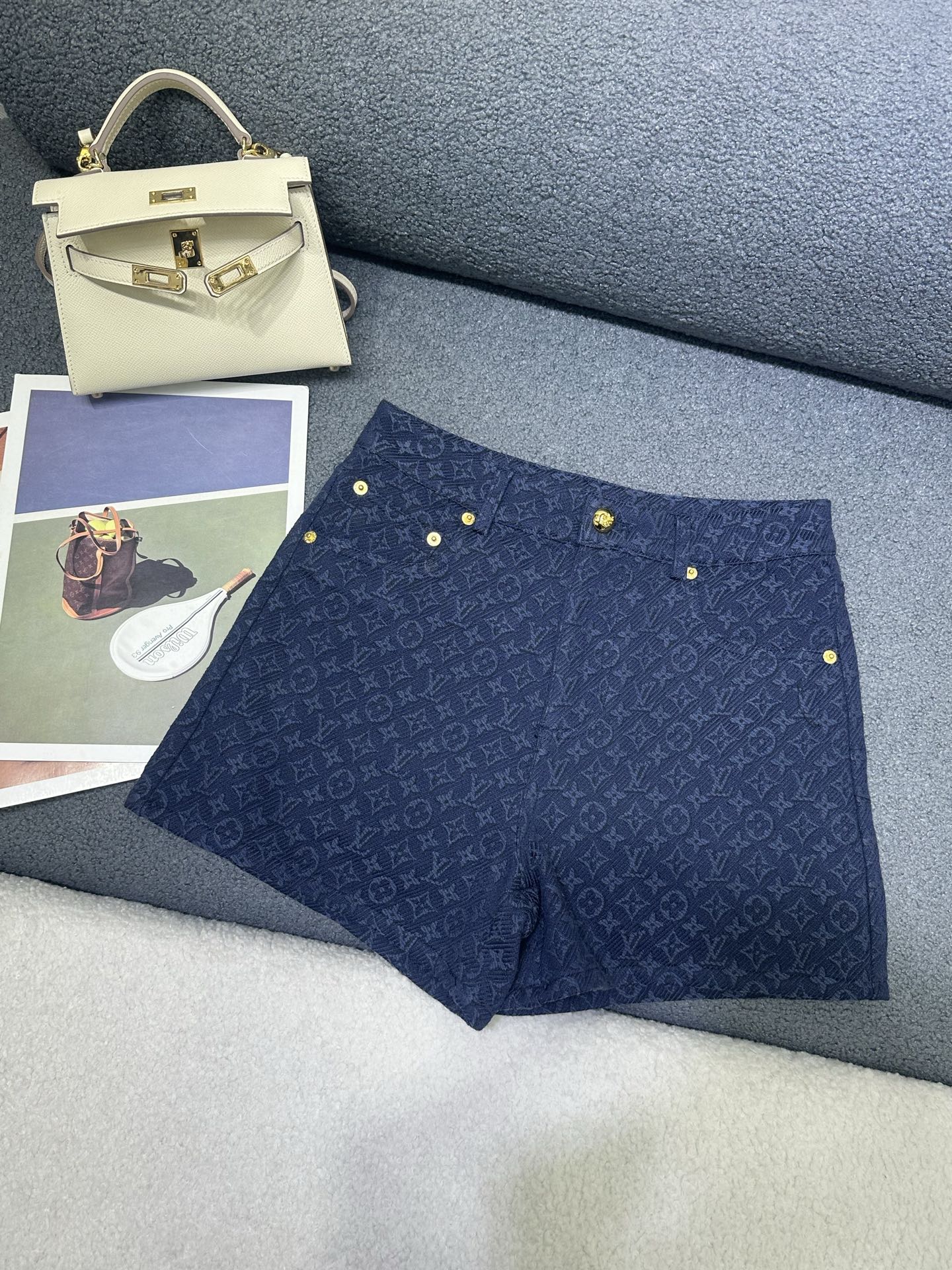 NO:806683,L's blue series jacquard denim shorts are high-end and elegant. They are full of high-end wear. Innovative fabrics are light and soft. The actual product is very good!  The upper body is fashionable and versatile, so beautiful!  High quality size SML P,,louis vuitton,shorts,19860909L家蓝色系列款提花牛仔短裤高级大气 满满的穿搭高级感 创新面料 轻盈柔软 实物非常赞！上身洋气百搭,美美哒！高品质 尺码SML P,,louis vuitton,shorts,,Women's clothing