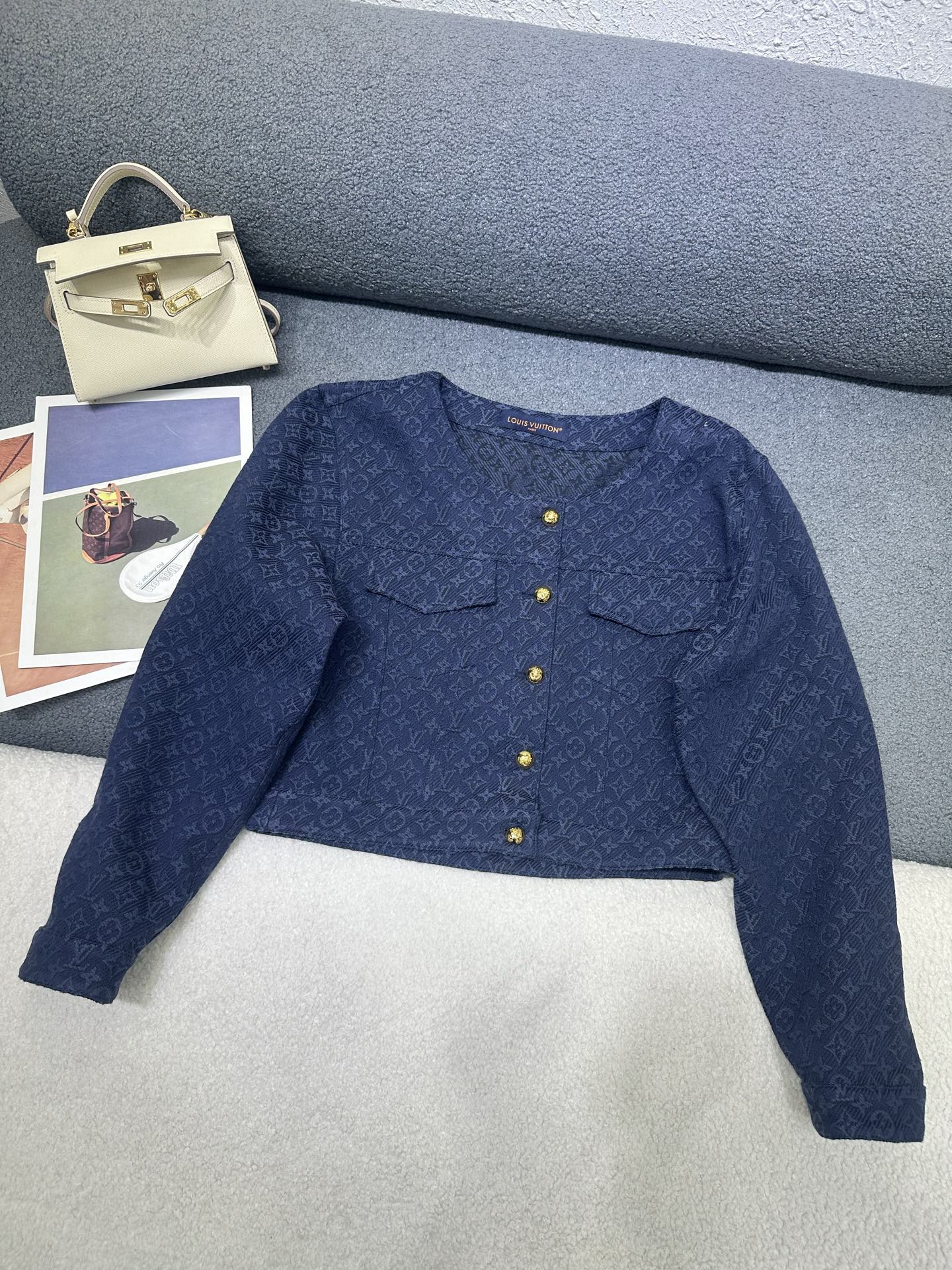 NO:806646,The L family blue series jacquard denim jacket is high-end and elegant. It is full of high-end wear. Innovative fabrics are light and soft. The actual product is very good!  The upper body is fashionable and versatile, so beautiful!  High quality size SML P,,louis vuitton,jackets & coats,19860909L家蓝色系列款提花牛仔外套高级大气 满满的穿搭高级感 创新面料 轻盈柔软 实物非常赞！上身洋气百搭,美美哒！高品质 尺码SML P,,louis vuitton,jackets & coats,,Women's clothing