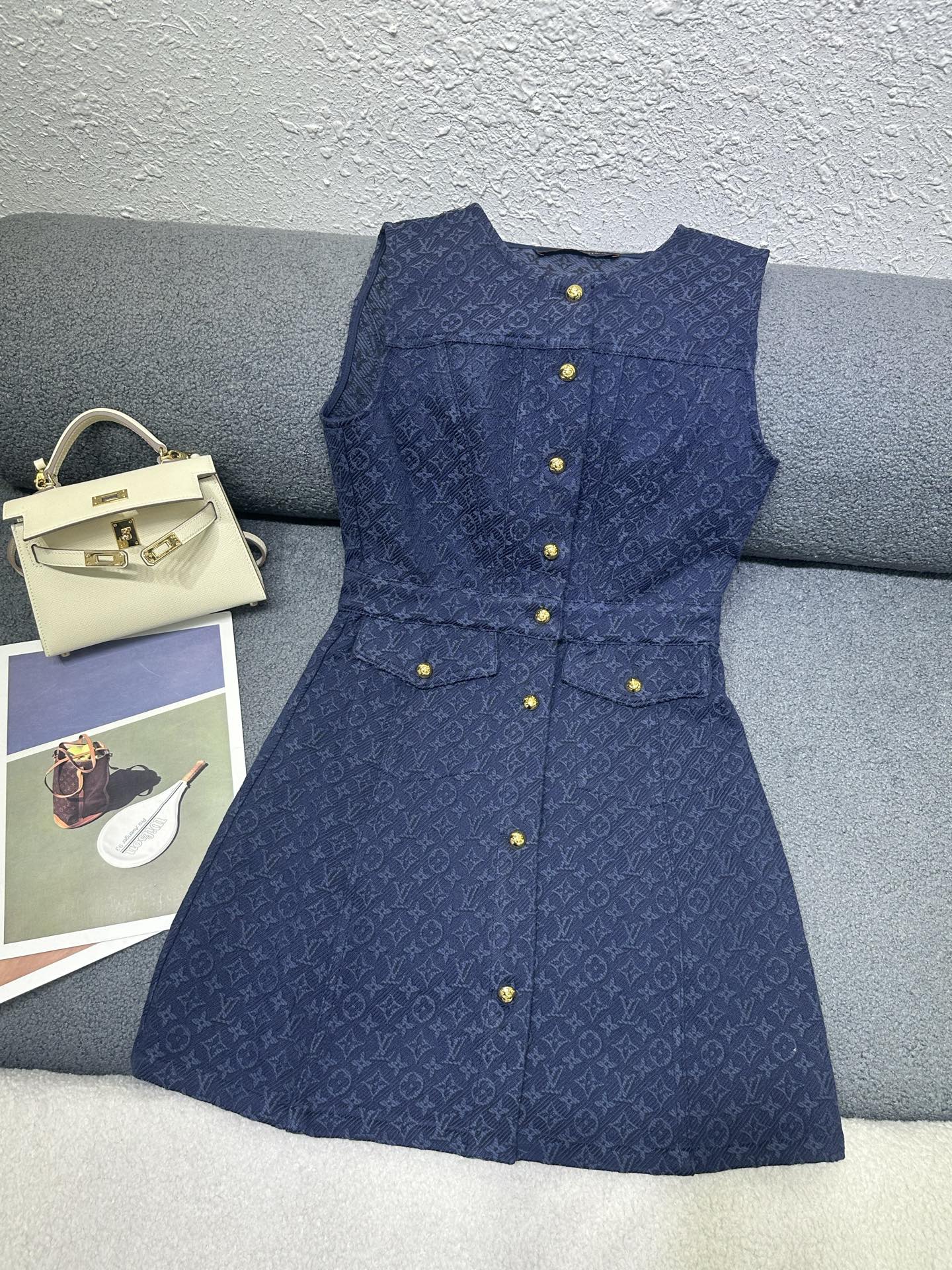 NO:806640,L's blue series jacquard denim dress is high-end and elegant. It is full of high-end wear. Innovative fabrics are light and soft. The actual product is very good!  The upper body is fashionable and versatile, so beautiful!  High quality size SML P,,louis vuitton,skirts,19860909L家蓝色系列款提花牛仔连衣裙高级大气 满满的穿搭高级感 创新面料 轻盈柔软 实物非常赞！上身洋气百搭,美美哒！高品质 尺码SML P,,louis vuitton,skirts,,Women's clothing