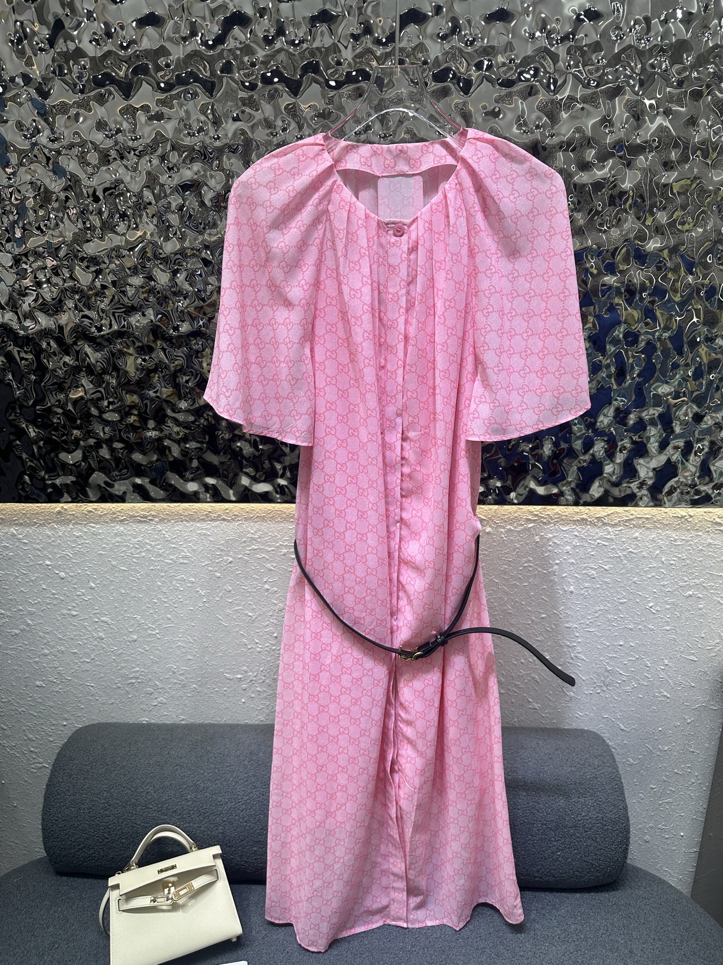 NO:806654,Gucci*2026 new summer dress, all-over double G printed fabric, with customized belt, pink suspender lining on the inside, light and soft fabric, loose and tolerant style, single color SML,,gucci,skirts,19860909Gucci*2026夏季新款连衣裙 通体双G印花面料 搭配定制腰带 内里做粉色吊带里衬 面料轻薄柔软 版型宽松包容性强 单色SML,,gucci,skirts,,Women's clothing