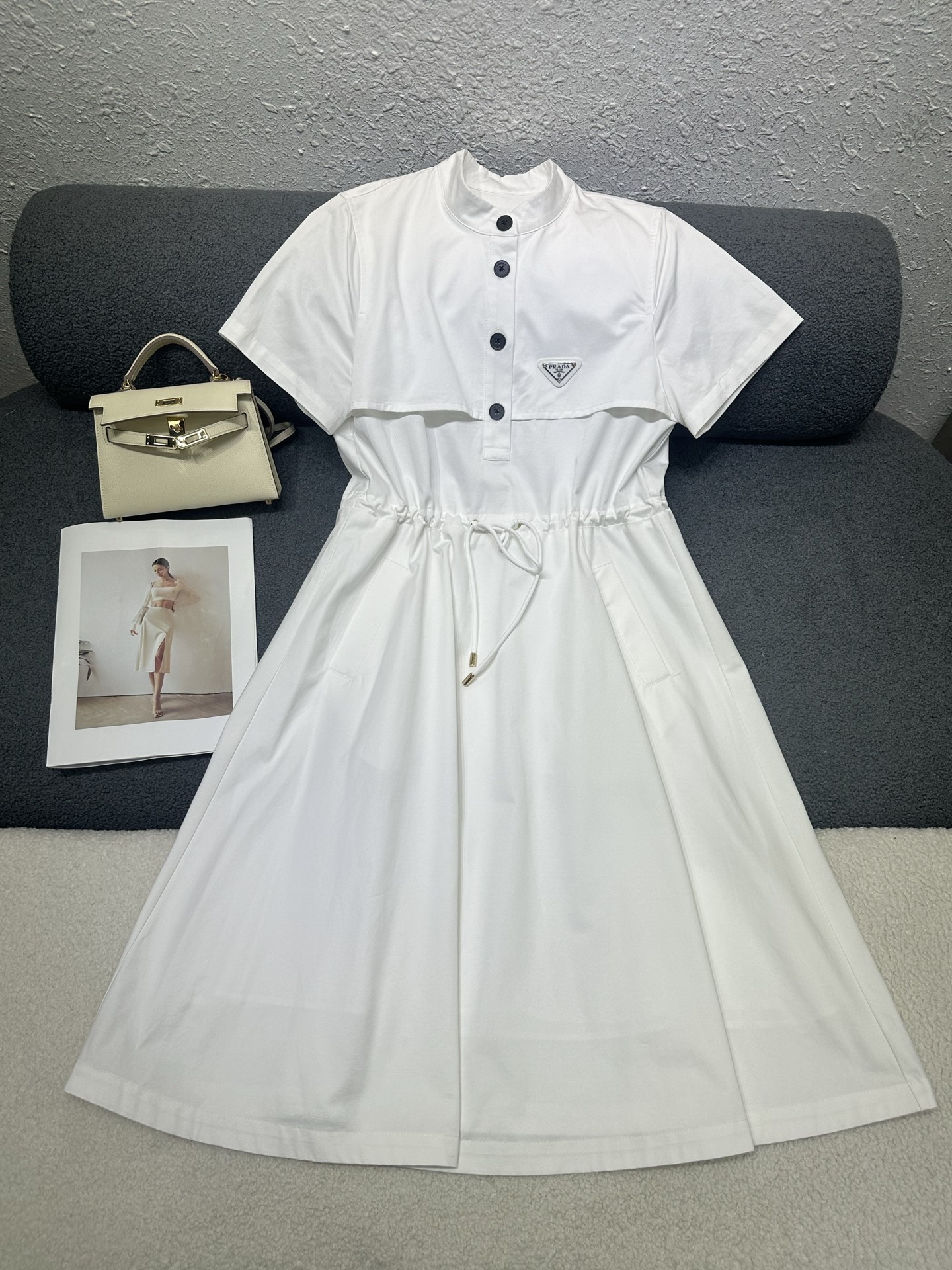 NO:806658,Prada*2026 new summer style stand-up collar short-sleeved dress. Classic triangle logo decoration on the chest. The drawstring design on the waist can adjust the elasticity of the waist. The upper part is designed with a windproof sheet to add layering. Customized logo button matching. Nylon fabric is light and comfortable. Two-color SML, prada, skirts, T-shirt,19860909Prada*2026夏季新款立领短袖连衣裙 胸前经典三角标装饰 腰部做抽绳设计可以调节腰部松紧 上半部分做防风片设计增加层次感 定制logo纽扣搭配 尼龙面料轻薄舒适 两色SML,,prada,skirts,T-shirt,,Women's clothing