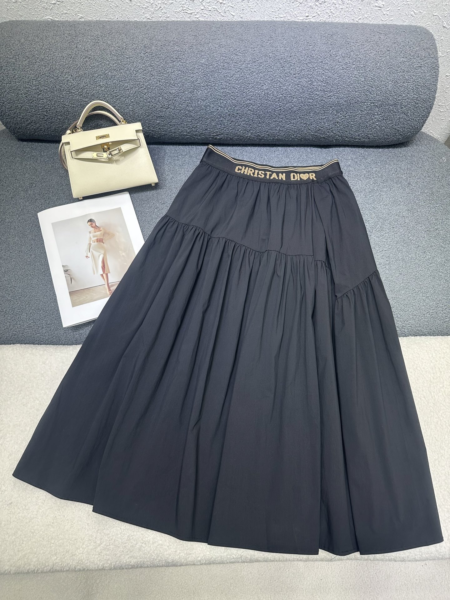 NO:806688,High-quality Dio*26 new summer casual skirt/waist webbing, D family logo embroidery, full of big-name style/two-color SML P,,dior,dior,skirts,19860909高品质Dio*26年夏季新款休闲半裙/腰头织带D家Logo刺绣大牌范儿十足/两色SML P,,dior,dior,skirts,,Women's clothing