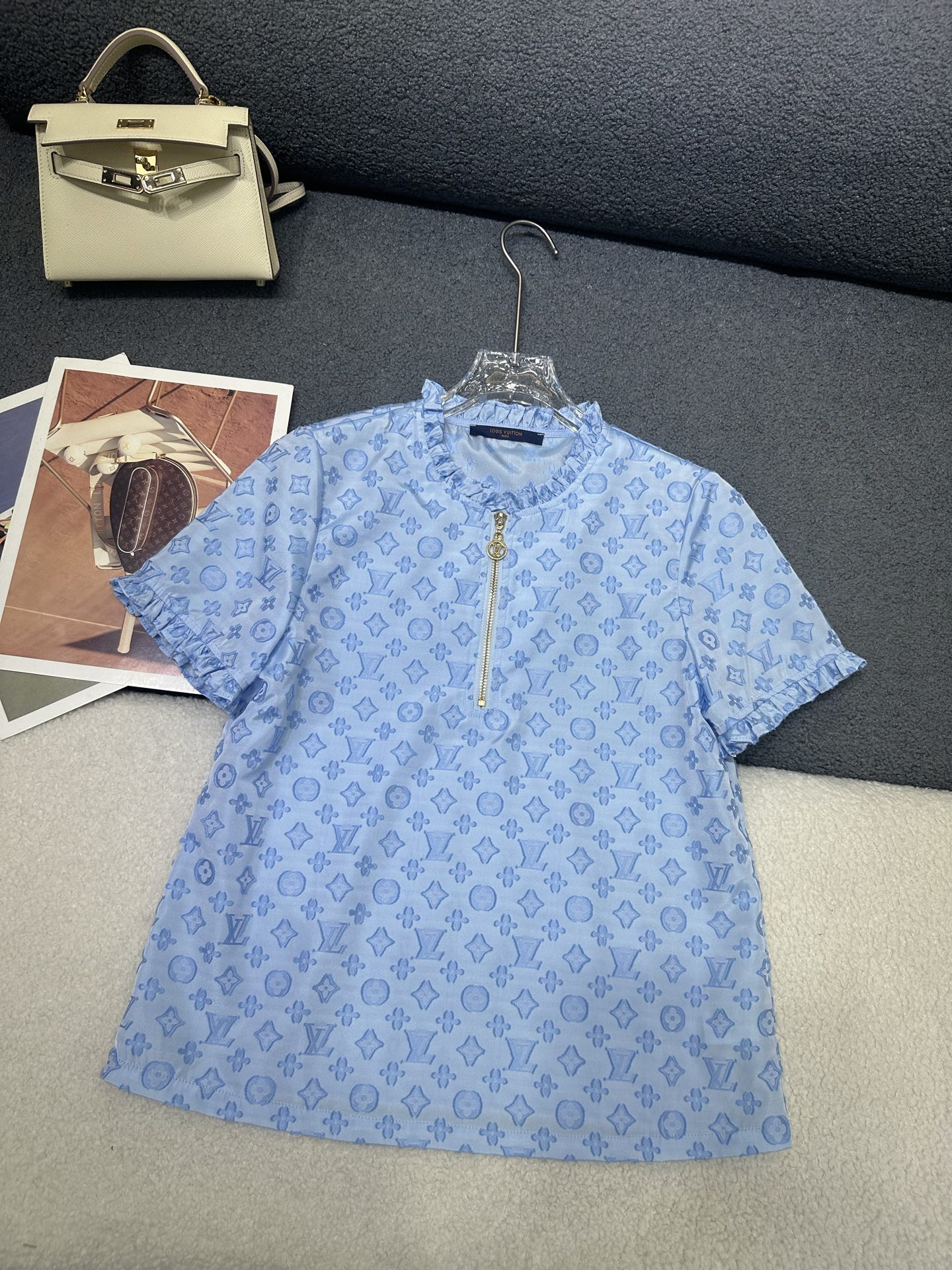 NO:806650,Louis Vuitton*2026 new summer short-sleeved top, all-over logo jacquard fabric with customized logo zipper puller, half-zipper design in the front and center, collar/cuff splicing ear edge design, age-reducing and western style, two-color SML, Louis Vuitton, T-shirt,19860909Louis Vuitton*2026夏季新款短袖上衣 通体logo提花面料定制logo拉链头搭配 前中做半拉链设计 领子/袖口拼接木耳边设计 减龄洋气 两色SML,,louis vuitton,T-shirt,,Women's clothing