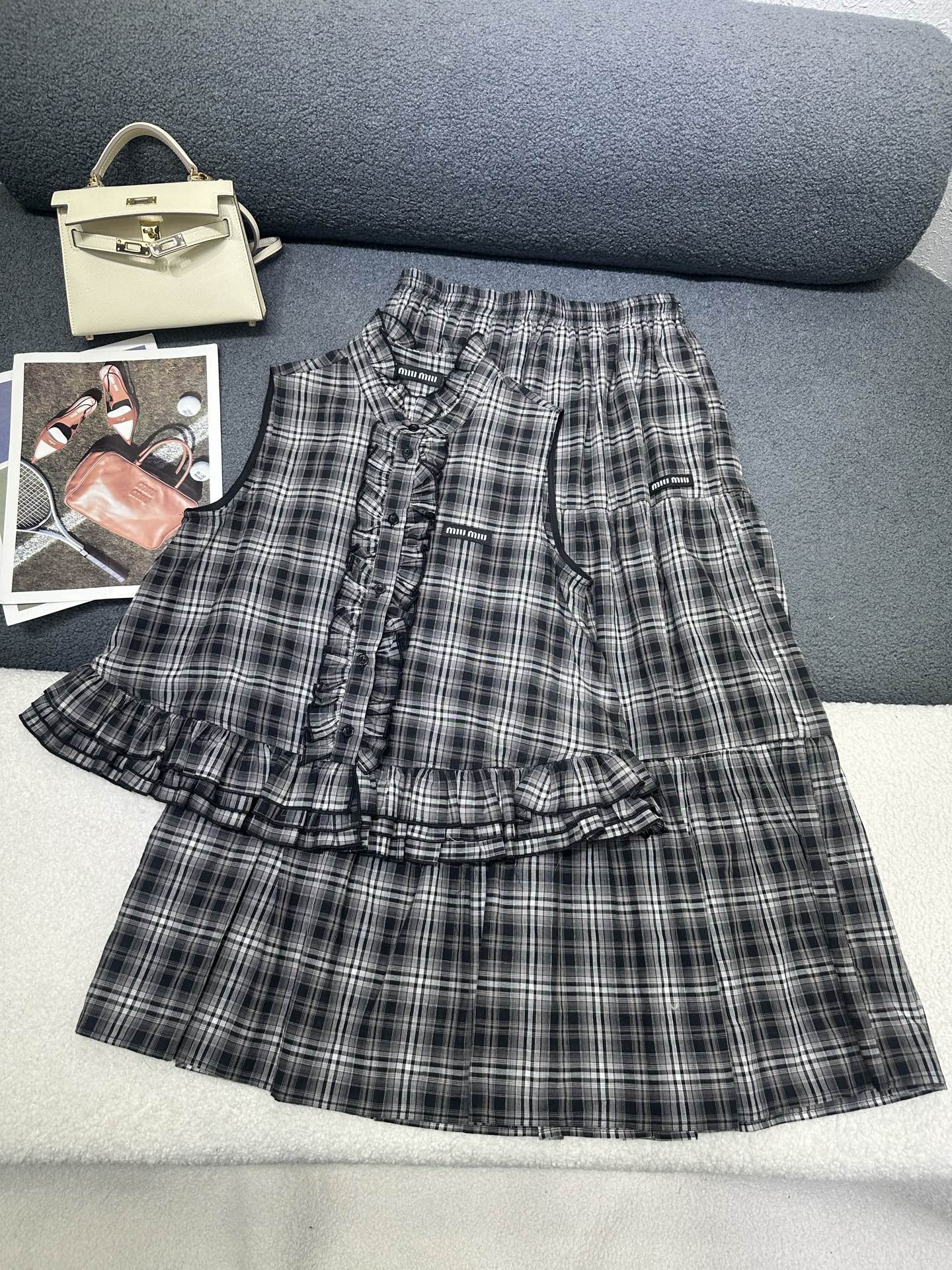 NO:806641,MiuMiu*2026 new summer suit. Sleeveless top and long skirt. Letter logo and small mark decoration on the chest/skirt pocket side. Top placket/hem spliced ​​ruffle design adds sweet temperament. The skirt is made of multi-layer hem design to reduce age. All-over brown plaid fabric. Comfortable and soft to the touch. Monochrome SM L P,,miumiu,skirts,19860909MiuMiu*2026夏季新款套装 无袖上衣长款半裙 胸前/半裙口袋侧边字母logo小标装饰 上衣门襟/下摆拼接荷叶边设计增加甜美气质 半裙做多层裙摆设计减龄感十足 通体棕色格纹面料 手感舒适柔软 单色SM L P,,miumiu,skirts,,Women's clothing