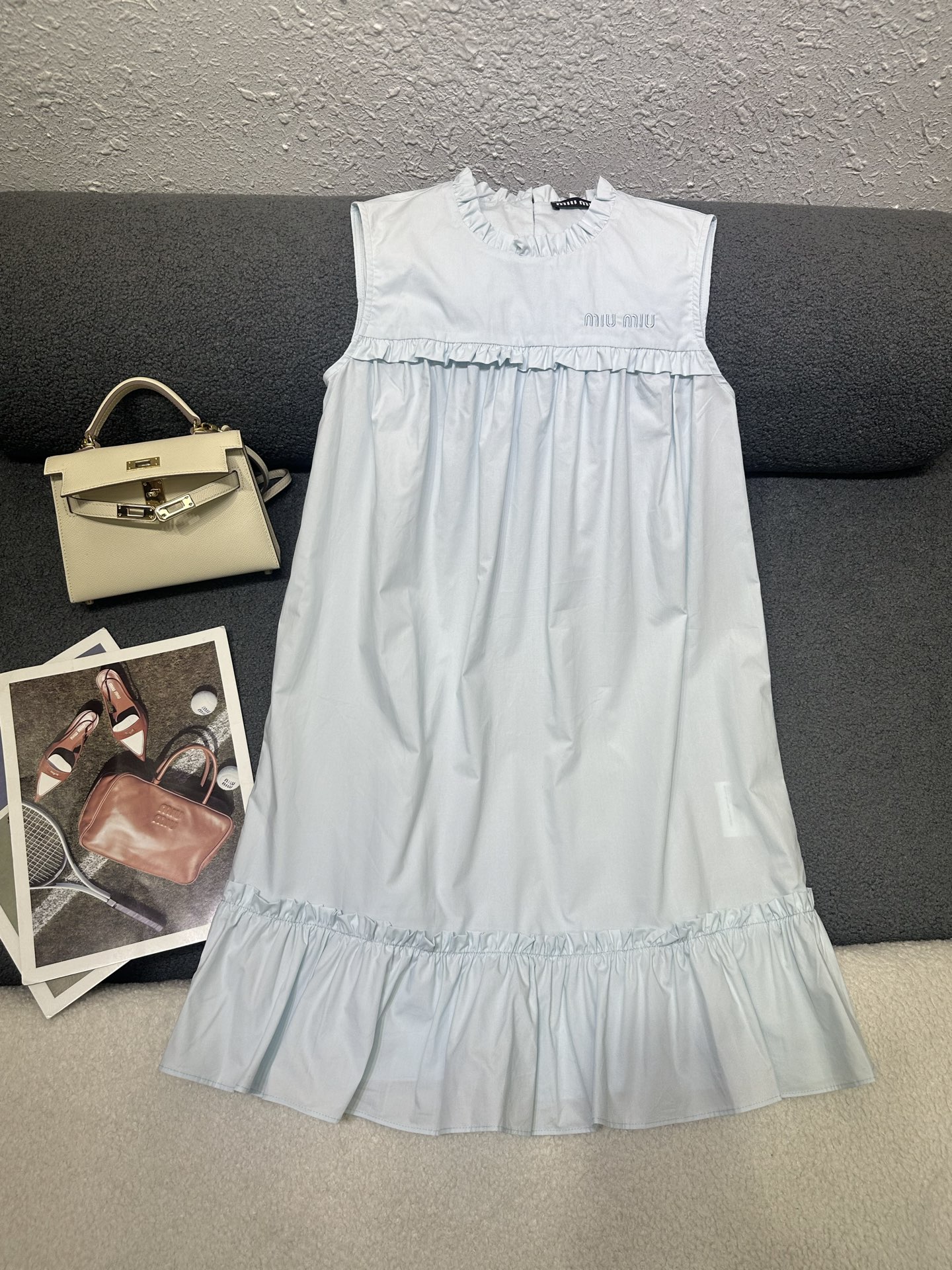 NO:806639,MiuMiu*2026 new summer style sleeveless dress. Decorated with letter logo embroidery on the chest. Collar/hem splicing with wooden ear edge design to add layering. Water drop buckle design on the back. The style is loose and tolerant. The color is fresh and very suitable for summer. The style is age-reducing and fashionable. Two-color SML P,,miumiu,skirts,19860909MiuMiu*2026夏季新款无袖连衣裙 胸前字母logo刺绣装饰 领子/下摆拼接木耳边设计增加层次感 后背做水滴扣设计 版型宽松包容性强 颜色鲜嫩极其适合夏季 版型减龄洋气 两色SML P,,miumiu,skirts,,Women's clothing