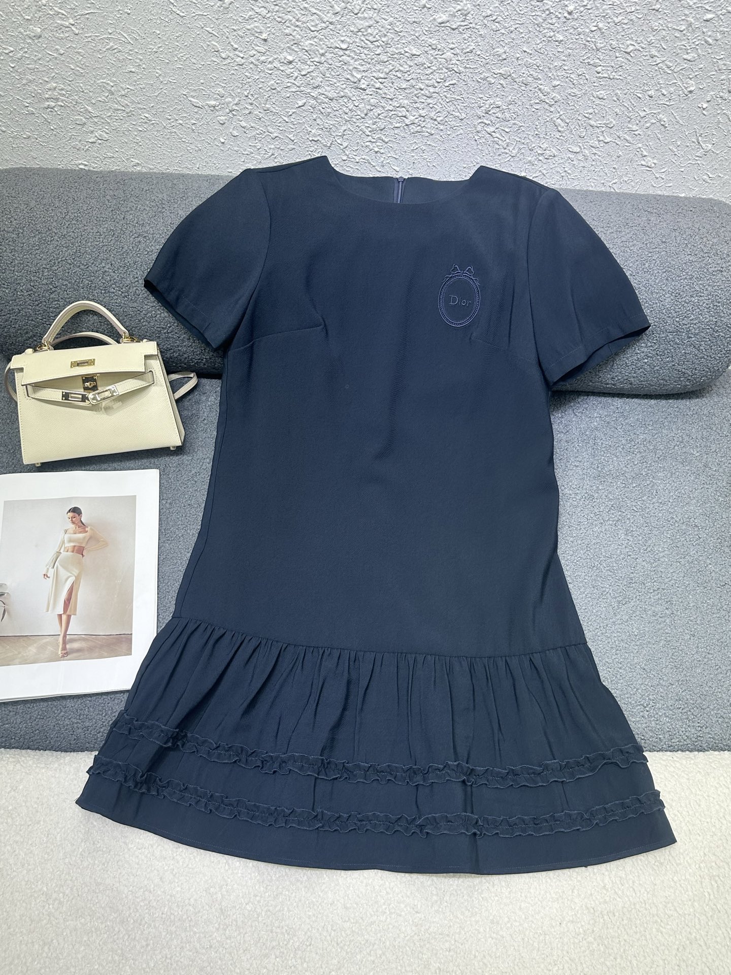 NO:806645,Dior*2026 new summer style round neck short-sleeved dress. Embroidery decoration with letter mirror pattern on the chest. Spliced ​​lace design embellishment on the hem. Loose and tolerant version. Two-color SML, dior, skirts, T-shirt,19860909Dior*2026夏季新款圆领短袖连衣裙 胸前字母镜子图案刺绣装饰 下摆拼接花边设计点缀 版型宽松包容性强 两色SML,,dior,skirts,T-shirt,,Women's clothing