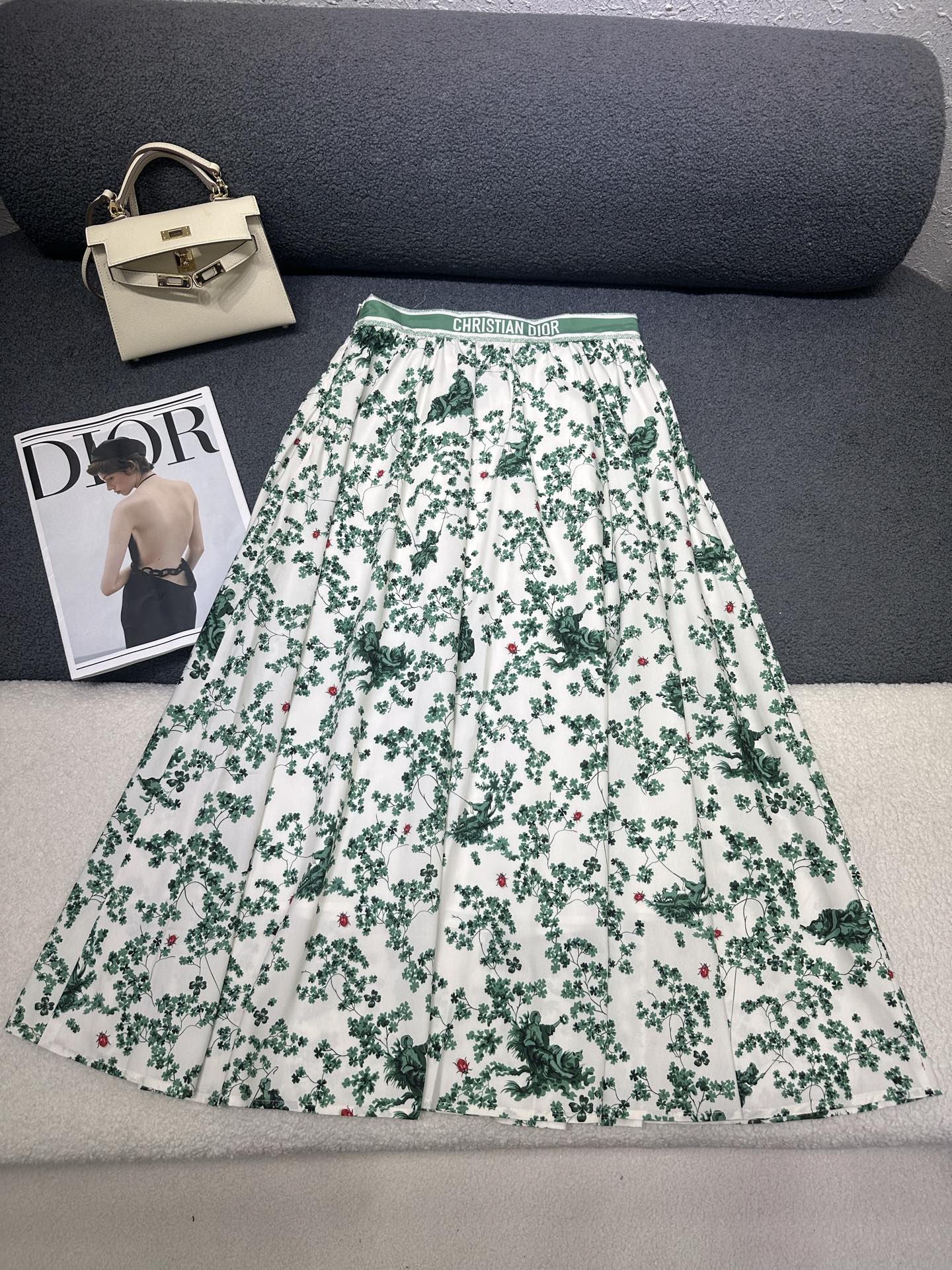 NO:807188,Dior*2026 new summer skirt/printed fabric/waist letter decoration/fabric is smooth and comfortable/high quality/two colors SML,,dior,skirts,19860909Dior*2026夏季新款半裙/印花面料 /腰头字母装饰/ 面料顺滑舒适 /高品质/两色SML,,dior,skirts,,Women's clothing