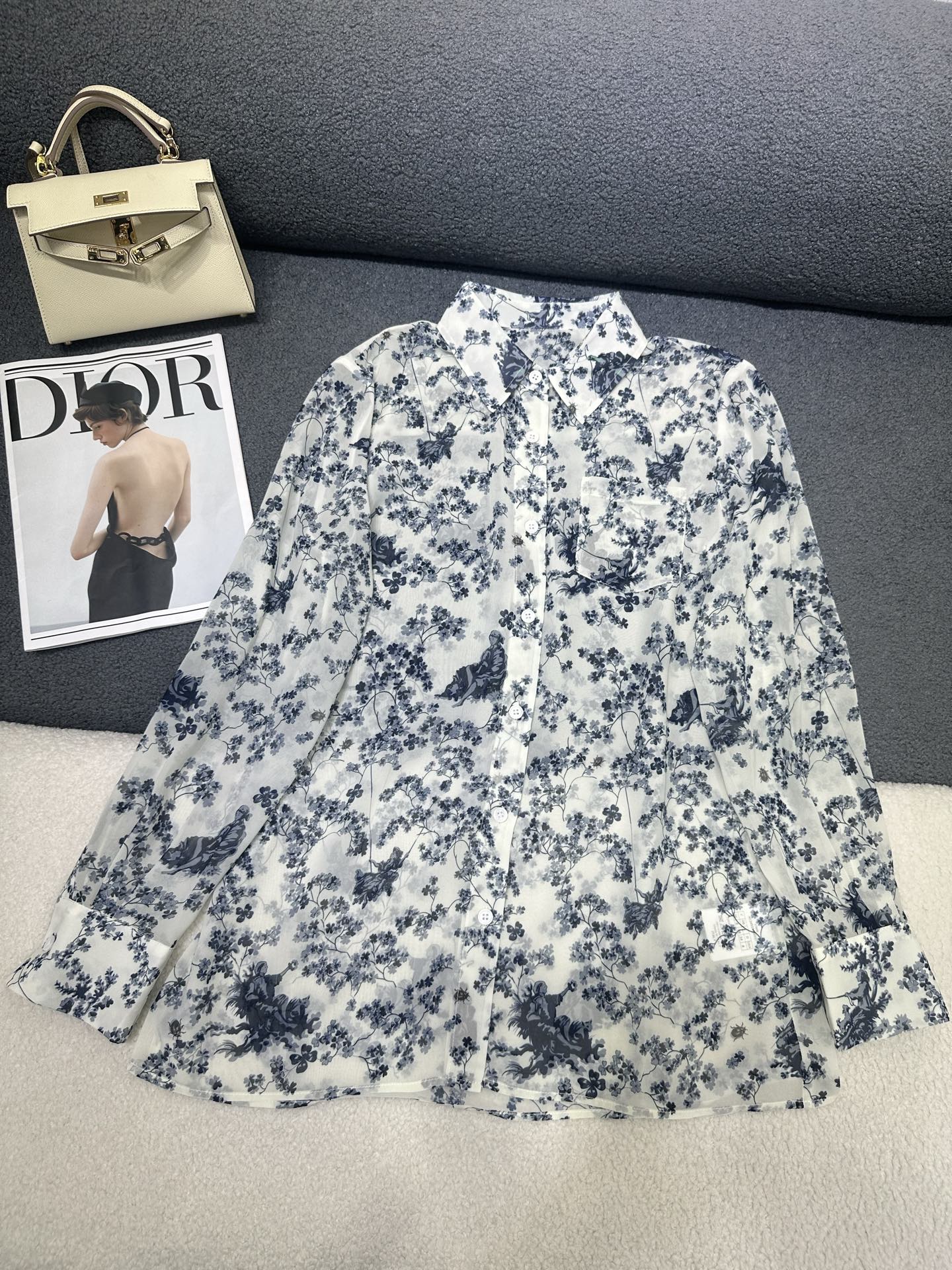 NO:807192,Dior*2026 new summer style lapel long-sleeved shirt/new floral print fabric/age-reducing style/great upper body effect/high quality/two colors SML P,,dior,19860909Dior*2026夏季新款 翻领长袖衬衣/新款花卉印花面料 /减龄洋气/上身效果巨好看/高品质/两色SML P,,dior,,Women's clothing