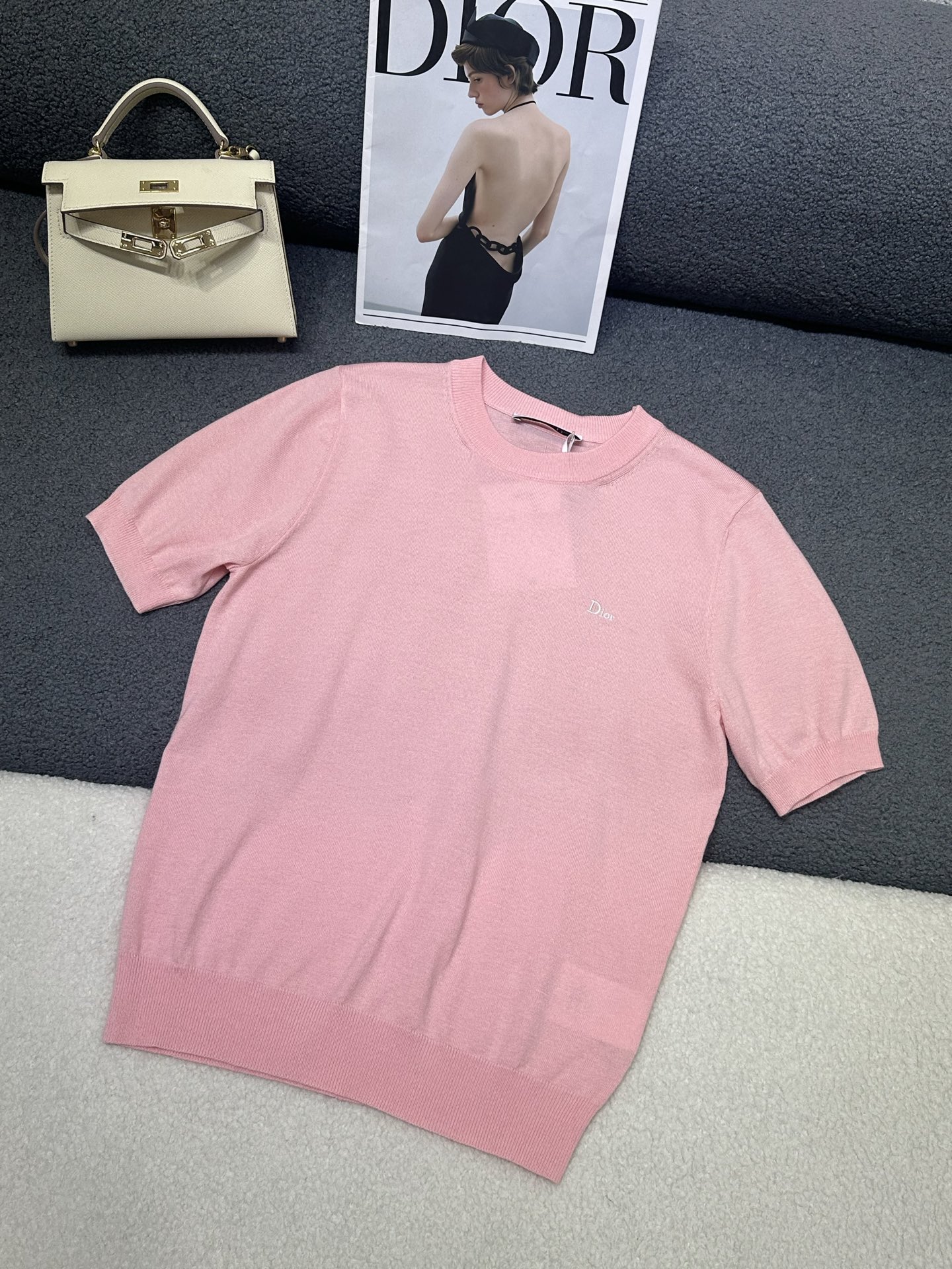 NO:808288,Dior*2026 new summer style round neck knitted short sleeves, letter logo embroidery decoration, simple and versatile style, soft and comfortable fabric, two-color SML P,, dior, T-shirt,19860909Dior*2026夏季新款圆领针织短袖 字母logo刺绣装饰 版型简洁百搭 面料柔软舒适 两色SML P,,dior,T-shirt,,Women's clothing